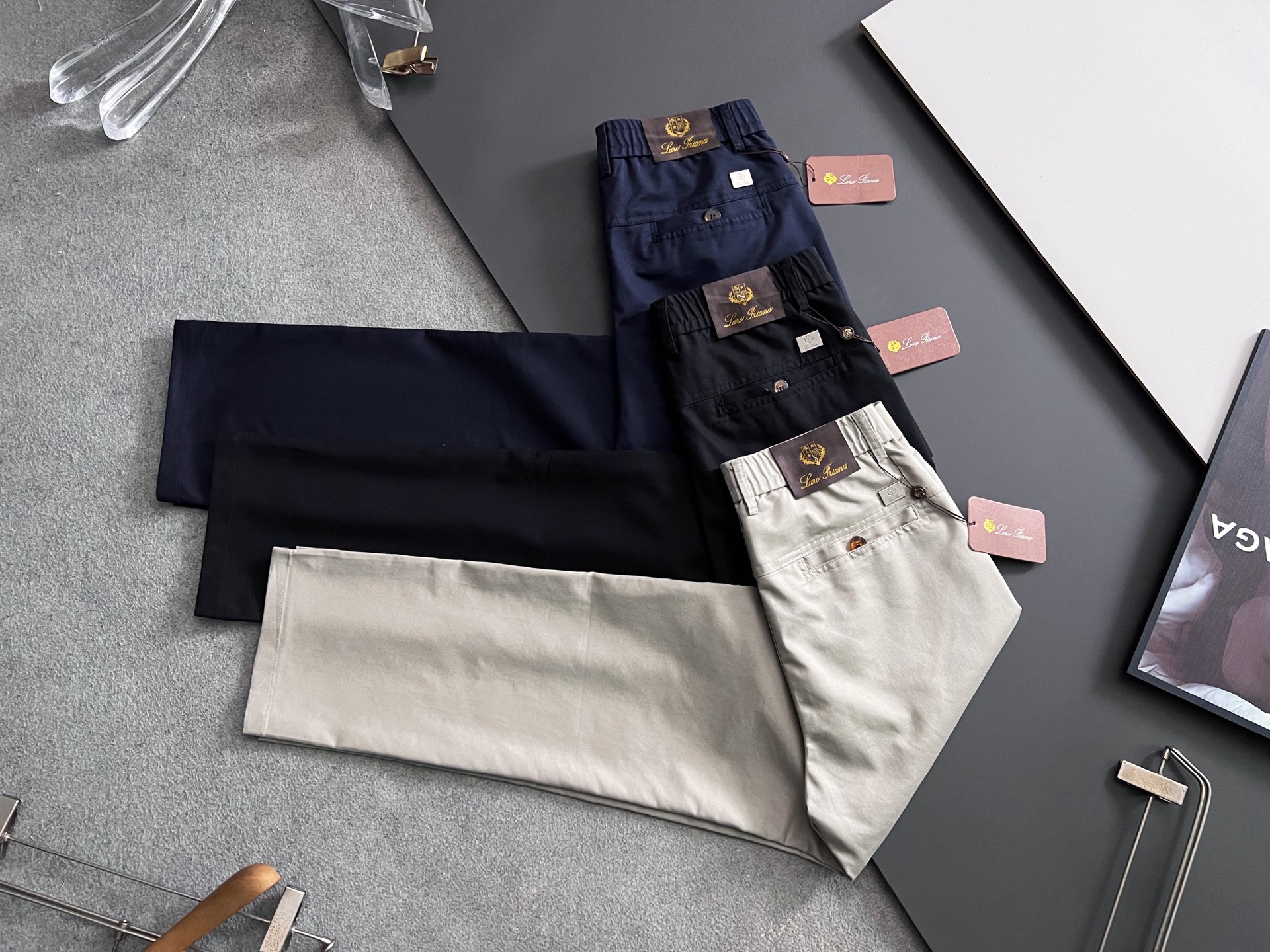 NO:926292,LP*, the latest specially modified pure cotton men's casual trousers# This style is undoubtedly the most exquisite and high-end existence! A very elegant suit trousers, also a must-have versatile trousers for daily work and leisure. It is slim and straight-cut, wearing dazzling and fashionable to reduce age, walking between leisure and business, the perfect item! ! The high-end quality is evident everywhere, and the details show its sense of class. It has its own drape and light luxury luster, and the texture is invincible! ! A casual pants that is dominated by craftsmanship and fabrics. The whole body of accessories and fabrics are beyond imagination. The properties and specifications of the fabrics subvert the convention. The materials used are quite luxurious and sophisticated. The key lies in their own texture and comfort. The fabrics have excellent elasticity. There is no tightness on the upper body. The experience is excellent. It is wonderful and not easy to wrinkle. It has a recognizable classic logo and customized hardware accessories. The metal style of the custom molded and engraved brand letter buckle not only enriches the vision, but also greatly demonstrates the high-end sense of the brand. The details are well handled, and it is a high-quality pair of trousers! The tailoring is first-class, and the effect of lifting the hips and slimming is excellent. It can be matched with any top in the wardrobe. It has wide compatibility, suitable for business, commuting and leisure. It is satisfied with various daily wear. It has a full upper body shape and is invincible and versatile! A must-have pair of god-level trousers for those who want to control their quality! Size 28-38,,loro piana,business suit,19860909LP*、最新特定改制纯棉男士休闲西裤# 此款无疑是最精致最高级的存在!非常显气质的一款西装裤,也是日常工作休闲必备的百搭裤装,修身直筒版型裁剪,穿着亮眼时髦减龄,游走在休闲与商务之间,完美单品！！高端品质处处彰显,细节处展现其档次感,自带垂坠度和淡奢光泽,质感堪称无敌！！以工艺和面料为主导的一款休闲裤,通体的辅料、面料之高级超乎想象,面料之属性及规格颠覆常规,用料相当奢华考究,关键在于本身的质感以及舒适度,面料自带优越的弹力,上身毫无紧绷感,体验感极好,妙不可言,不易打皱,辦识度的经典标识,客供定制五金配件 定制开模刻字品牌字母扣金属样式,在丰富视觉的同时也极大彰显了品牌的高级感,细节处理相当到位,含金量十足的一款神裤！ 版型剪裁一流,提臀修身显瘦效果极佳,可横扫衣橱任何的上装搭配,兼容性广泛,商务通勤休闲兼备,满足于日常各种穿搭,上身型款十足,无敌的万能百搭！品相控必入的一款神级裤王 ！ 尺码28-38,,loro piana,business suit,,Men's clothing