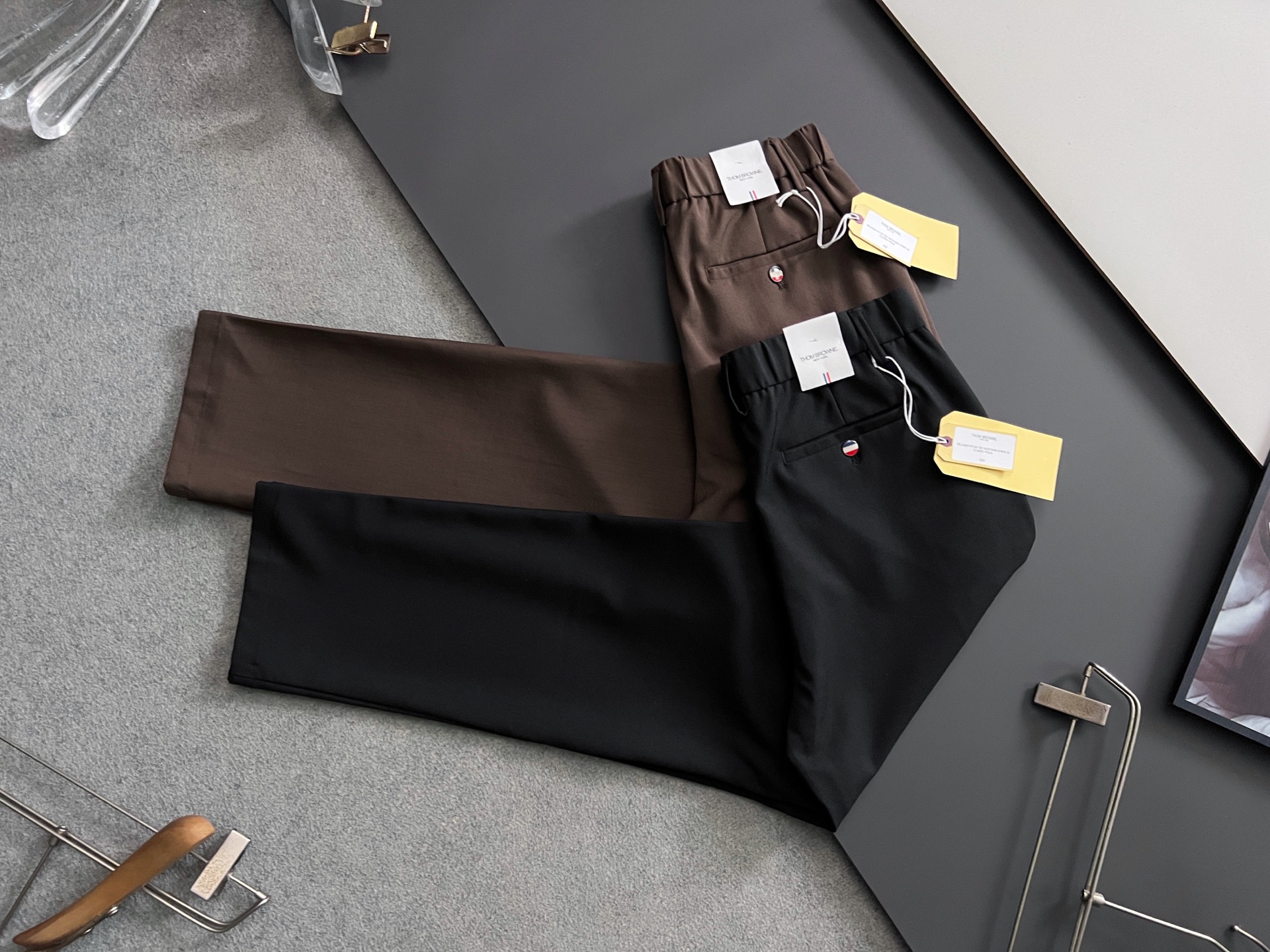 NO:926304,TB*, the latest specially modified pure cotton men's casual trousers# This style is undoubtedly the most exquisite and high-end existence! A very elegant suit trousers, also a must-have versatile trousers for daily work and leisure. It is slim and straight cut. It is bright and fashionable to reduce age. It can walk between leisure and business. It is a perfect item! ! The high-end quality is evident everywhere, and the details show its sense of class. It has its own drape and light luxury luster, and the texture is invincible! ! A casual pants that is dominated by craftsmanship and fabrics. The whole body of accessories and fabrics are beyond imagination. The properties and specifications of the fabrics subvert the convention. The materials used are quite luxurious and sophisticated. The key lies in their own texture and comfort. The fabrics have excellent elasticity. There is no tightness on the upper body. The experience is excellent. It is wonderful and not easy to wrinkle. It has a recognizable classic logo and customized hardware accessories. The metal style of the custom molded and engraved brand letter buckle not only enriches the vision, but also greatly demonstrates the high-end sense of the brand. The details are well handled, and it is a high-quality pair of trousers! The tailoring is first-class, and the effect of lifting the hips and slimming is excellent. It can be matched with any top in the wardrobe. It has wide compatibility, suitable for business, commuting and leisure. It is satisfied with various daily wear. It has a full upper body shape and is invincible and versatile! A must-have pair of god-level trousers for those who want to control their quality! Size 28-38,,business suit,19860909TB*、最新特定改制纯棉男士休闲西裤# 此款无疑是最精致最高级的存在!非常显气质的一款西装裤,也是日常工作休闲必备的百搭裤装,修身直筒版型裁剪,穿着亮眼时髦减龄,游走在休闲与商务之间,完美单品！！高端品质处处彰显,细节处展现其档次感,自带垂坠度和淡奢光泽,质感堪称无敌！！以工艺和面料为主导的一款休闲裤,通体的辅料、面料之高级超乎想象,面料之属性及规格颠覆常规,用料相当奢华考究,关键在于本身的质感以及舒适度,面料自带优越的弹力,上身毫无紧绷感,体验感极好,妙不可言,不易打皱,辦识度的经典标识,客供定制五金配件 定制开模刻字品牌字母扣金属样式,在丰富视觉的同时也极大彰显了品牌的高级感,细节处理相当到位,含金量十足的一款神裤！ 版型剪裁一流,提臀修身显瘦效果极佳,可横扫衣橱任何的上装搭配,兼容性广泛,商务通勤休闲兼备,满足于日常各种穿搭,上身型款十足,无敌的万能百搭！品相控必入的一款神级裤王 ！ 尺码28-38,,business suit,,Men's clothing