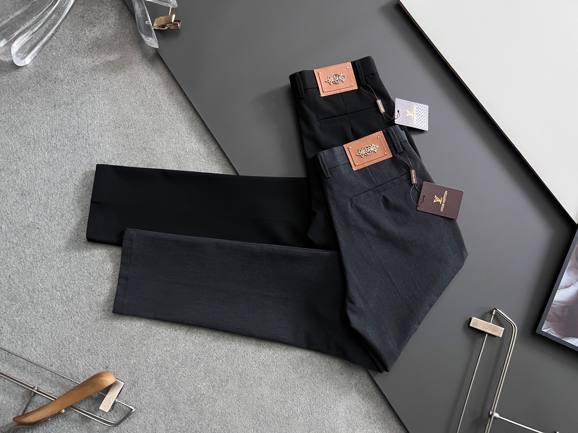 NO:926316,1V*, the latest specially modified pure cotton men's casual trousers# This style is undoubtedly the most exquisite and high-end existence! A very elegant suit trousers, it is also a must-have versatile trousers for daily work and leisure. It is slim and straight-leg cut. It is eye-catching and fashionable to reduce age. It can walk between leisure and business. It is a perfect item! ! The high-end quality is evident everywhere, and the details show its sense of class. It has its own drape and light luxury luster, and the texture is invincible! ! A casual pants that is dominated by craftsmanship and fabrics. The whole body of accessories and fabrics are beyond imagination. The properties and specifications of the fabrics subvert the convention. The materials used are quite luxurious and sophisticated. The key lies in their own texture and comfort. The fabrics have excellent elasticity. There is no tightness on the upper body. The experience is excellent. It is wonderful and not easy to wrinkle. It has a recognizable classic logo and customized hardware accessories. The metal style of the custom molded and engraved brand letter buckle not only enriches the vision, but also greatly demonstrates the high-end sense of the brand. The details are well handled, and it is a high-quality pair of trousers! The tailoring is first-class, and the effect of lifting the hips and slimming is excellent. It can be matched with any top in the wardrobe. It has wide compatibility, suitable for business, commuting and leisure. It is satisfied with various daily wear. It has a full upper body shape and is invincible and versatile! A must-have pair of god-level trousers for those who want to control their quality! Size 28-38,,business suit,198609091V*、最新特定改制纯棉男士休闲西裤# 此款无疑是最精致最高级的存在!非常显气质的一款西装裤,也是日常工作休闲必备的百搭裤装,修身直筒版型裁剪,穿着亮眼时髦减龄,游走在休闲与商务之间,完美单品！！高端品质处处彰显,细节处展现其档次感,自带垂坠度和淡奢光泽,质感堪称无敌！！以工艺和面料为主导的一款休闲裤,通体的辅料、面料之高级超乎想象,面料之属性及规格颠覆常规,用料相当奢华考究,关键在于本身的质感以及舒适度,面料自带优越的弹力,上身毫无紧绷感,体验感极好,妙不可言,不易打皱,辦识度的经典标识,客供定制五金配件 定制开模刻字品牌字母扣金属样式,在丰富视觉的同时也极大彰显了品牌的高级感,细节处理相当到位,含金量十足的一款神裤！ 版型剪裁一流,提臀修身显瘦效果极佳,可横扫衣橱任何的上装搭配,兼容性广泛,商务通勤休闲兼备,满足于日常各种穿搭,上身型款十足,无敌的万能百搭！品相控必入的一款神级裤王 ！ 尺码28-38,,business suit,,Men's clothing