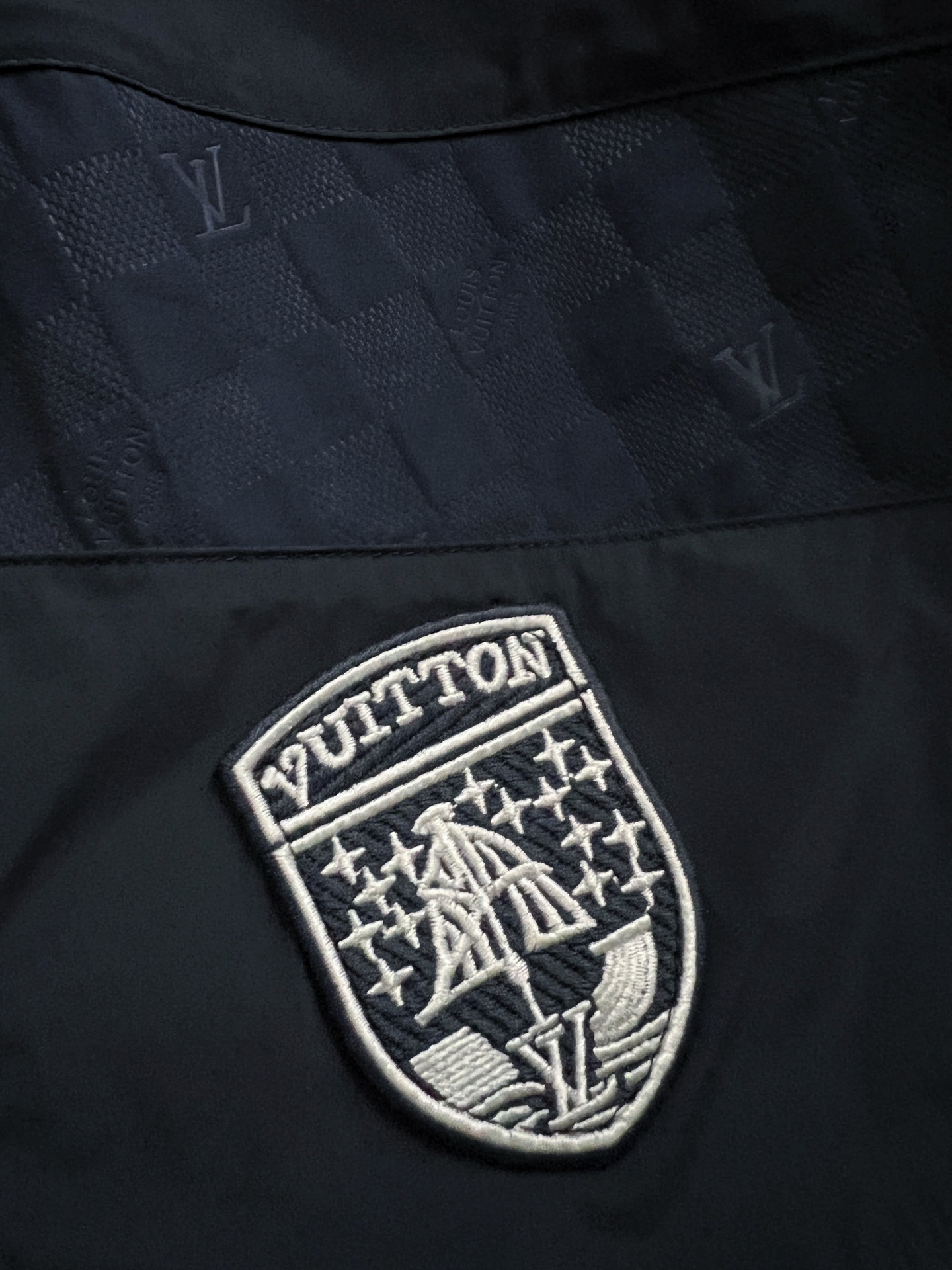 ）1V、最新款休闲短裤定制面料，简约休闲款式打造休闲与个性兼备的时髦单品奢华经典品牌logo设计，内里三