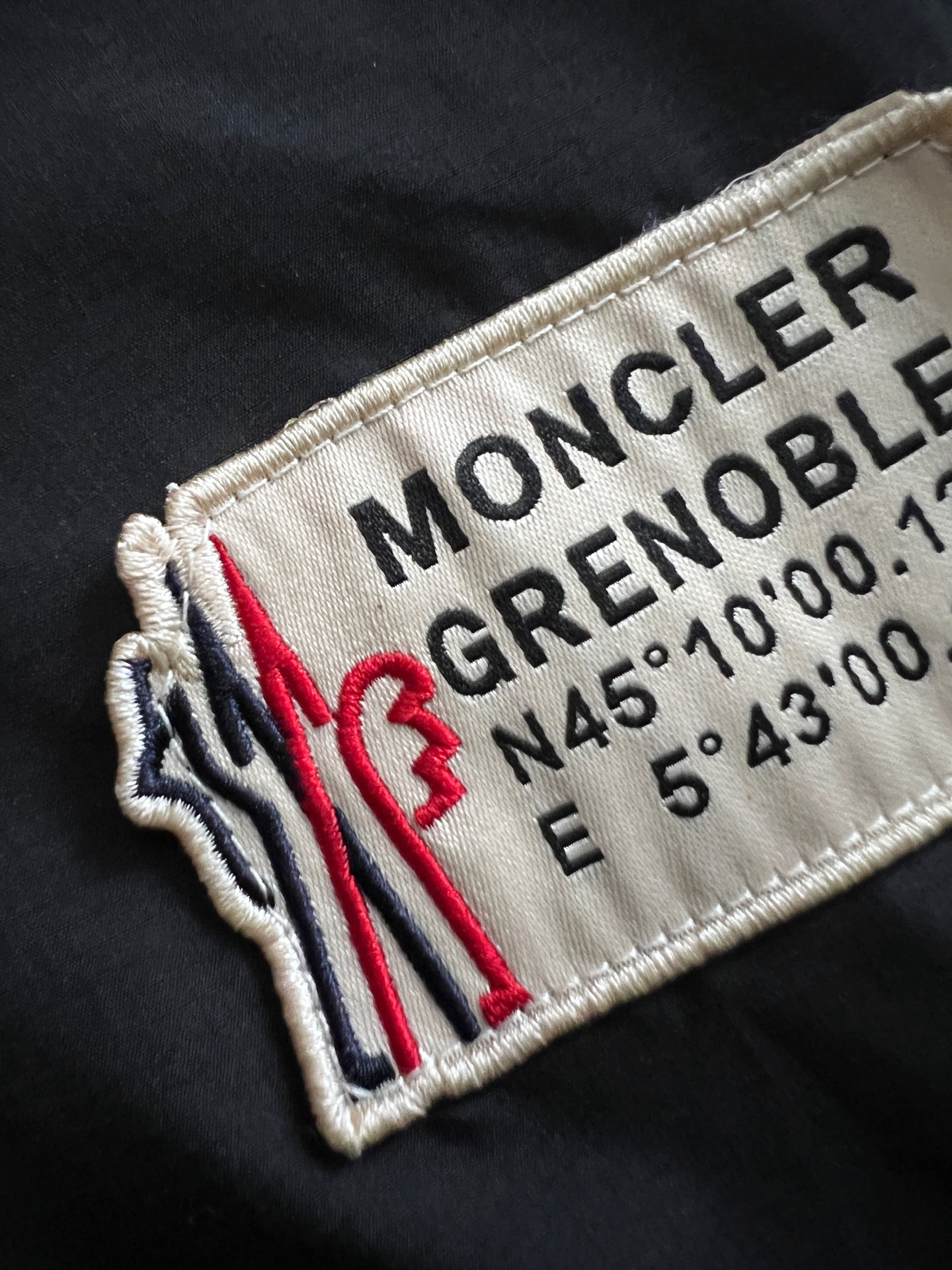 ）Moncle*、最新款休闲短裤定制面料，简约休闲款式打造休闲与个性兼备的时髦单品奢华经典品牌logo设