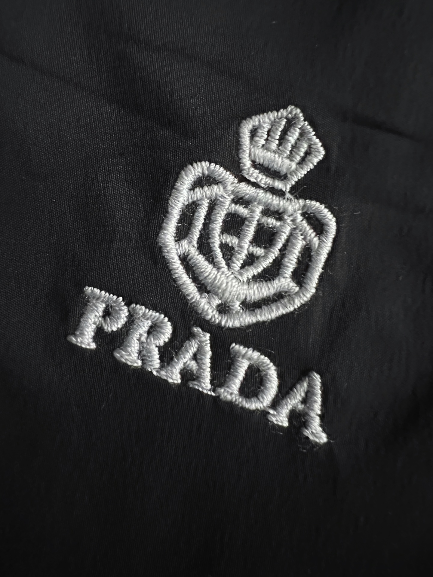 ）Prad*、最新款休闲短裤定制面料，简约休闲款式打造休闲与个性兼备的时髦单品奢华经典品牌logo设计，