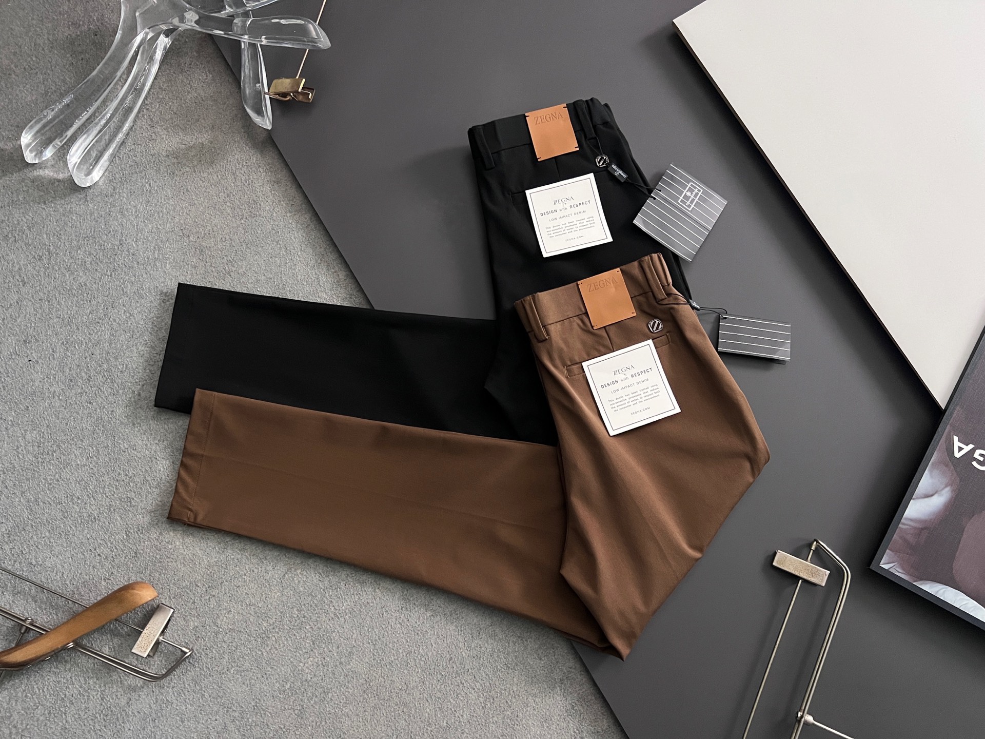 NO:926328,Zegn*, the latest specially modified pure cotton men's casual trousers# This style is undoubtedly the most exquisite and high-end existence! A very elegant suit trousers, also a must-have versatile trousers for daily work and leisure. It is slim and straight-leg cut, wearing dazzling and fashionable to reduce age, walking between leisure and business, the perfect item! ! The high-end quality is evident everywhere, and the details show its sense of class. It has its own drape and light luxury luster, and the texture is invincible! ! A casual pants that is dominated by craftsmanship and fabrics. The whole body of accessories and fabrics are beyond imagination. The properties and specifications of the fabrics subvert the convention. The materials used are quite luxurious and sophisticated. The key lies in their own texture and comfort. The fabrics have excellent elasticity. There is no tightness on the upper body. The experience is excellent. It is wonderful and not easy to wrinkle. It has a recognizable classic logo and customized hardware accessories. The metal style of the custom molded and engraved brand letter buckle not only enriches the vision, but also greatly demonstrates the high-end sense of the brand. The details are well handled, and it is a high-quality pair of trousers! The tailoring is first-class, and the effect of lifting the hips and slimming is excellent. It can be matched with any top in the wardrobe. It has wide compatibility, suitable for business, commuting and leisure. It is satisfied with various daily wear. It has a full upper body shape and is invincible and versatile! A must-have pair of god-level trousers for those who want to control their quality! Size 29-38,,business suit,19860909Zegn*、最新特定改制纯棉男士休闲西裤# 此款无疑是最精致最高级的存在!非常显气质的一款西装裤,也是日常工作休闲必备的百搭裤装,修身直筒版型裁剪,穿着亮眼时髦减龄,游走在休闲与商务之间,完美单品！！高端品质处处彰显,细节处展现其档次感,自带垂坠度和淡奢光泽,质感堪称无敌！！以工艺和面料为主导的一款休闲裤,通体的辅料、面料之高级超乎想象,面料之属性及规格颠覆常规,用料相当奢华考究,关键在于本身的质感以及舒适度,面料自带优越的弹力,上身毫无紧绷感,体验感极好,妙不可言,不易打皱,辦识度的经典标识,客供定制五金配件 定制开模刻字品牌字母扣金属样式,在丰富视觉的同时也极大彰显了品牌的高级感,细节处理相当到位,含金量十足的一款神裤！ 版型剪裁一流,提臀修身显瘦效果极佳,可横扫衣橱任何的上装搭配,兼容性广泛,商务通勤休闲兼备,满足于日常各种穿搭,上身型款十足,无敌的万能百搭！品相控必入的一款神级裤王 ！ 尺码29-38,,business suit,,Men's clothing