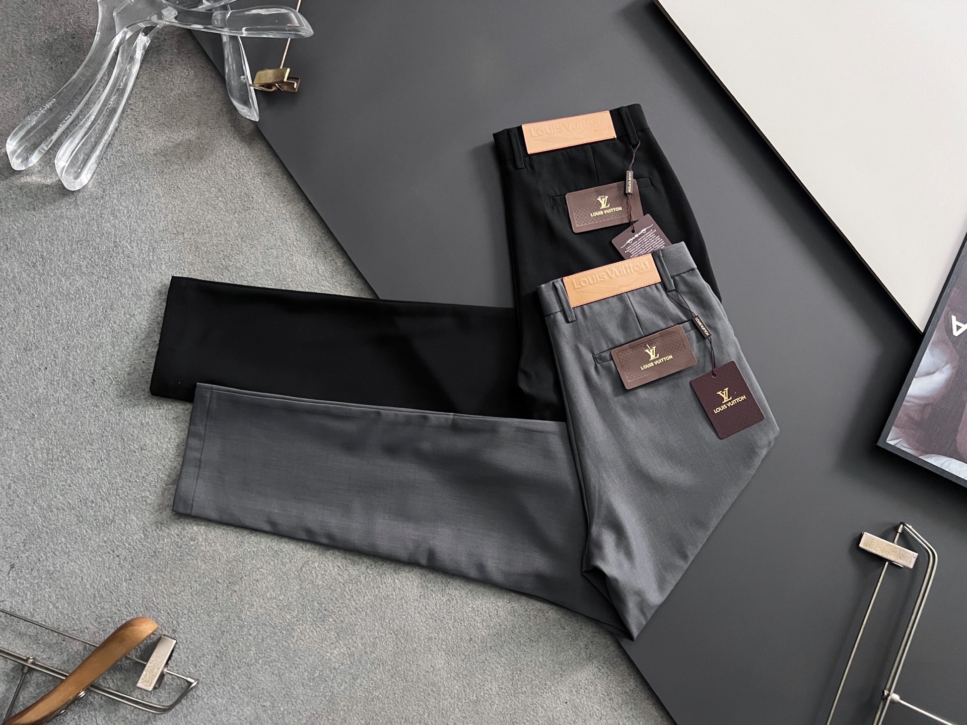 NO:926339,1V*, the latest specially modified pure cotton men's casual trousers# This style is undoubtedly the most exquisite and high-end existence! A very elegant suit trousers, it is also a must-have versatile trousers for daily work and leisure. It is slim and straight-leg cut. It is eye-catching and fashionable to reduce age. It can walk between leisure and business. It is a perfect item! ! The high-end quality is evident everywhere, and the details show its sense of class. It has its own drape and light luxury luster, and the texture is invincible! ! A casual pants that is dominated by craftsmanship and fabrics. The whole body of accessories and fabrics are beyond imagination. The properties and specifications of the fabrics subvert the convention. The materials used are quite luxurious and sophisticated. The key lies in their own texture and comfort. The fabrics have excellent elasticity. There is no tightness on the upper body. The experience is excellent. It is wonderful and not easy to wrinkle. It has a recognizable classic logo and customized hardware accessories. The metal style of the custom molded and engraved brand letter buckle not only enriches the vision, but also greatly demonstrates the high-end sense of the brand. The details are well handled, and it is a high-quality pair of trousers! The tailoring is first-class, and the effect of lifting the hips and slimming is excellent. It can be matched with any top in the wardrobe. It has wide compatibility, suitable for business, commuting and leisure. It is satisfied with various daily wear. It has a full upper body shape and is invincible and versatile! A must-have pair of god-level trousers for those who want to control their quality! Size 29-38,,business suit,198609091V*、最新特定改制纯棉男士休闲西裤# 此款无疑是最精致最高级的存在!非常显气质的一款西装裤,也是日常工作休闲必备的百搭裤装,修身直筒版型裁剪,穿着亮眼时髦减龄,游走在休闲与商务之间,完美单品！！高端品质处处彰显,细节处展现其档次感,自带垂坠度和淡奢光泽,质感堪称无敌！！以工艺和面料为主导的一款休闲裤,通体的辅料、面料之高级超乎想象,面料之属性及规格颠覆常规,用料相当奢华考究,关键在于本身的质感以及舒适度,面料自带优越的弹力,上身毫无紧绷感,体验感极好,妙不可言,不易打皱,辦识度的经典标识,客供定制五金配件 定制开模刻字品牌字母扣金属样式,在丰富视觉的同时也极大彰显了品牌的高级感,细节处理相当到位,含金量十足的一款神裤！ 版型剪裁一流,提臀修身显瘦效果极佳,可横扫衣橱任何的上装搭配,兼容性广泛,商务通勤休闲兼备,满足于日常各种穿搭,上身型款十足,无敌的万能百搭！品相控必入的一款神级裤王 ！ 尺码29-38,,business suit,,Men's clothing