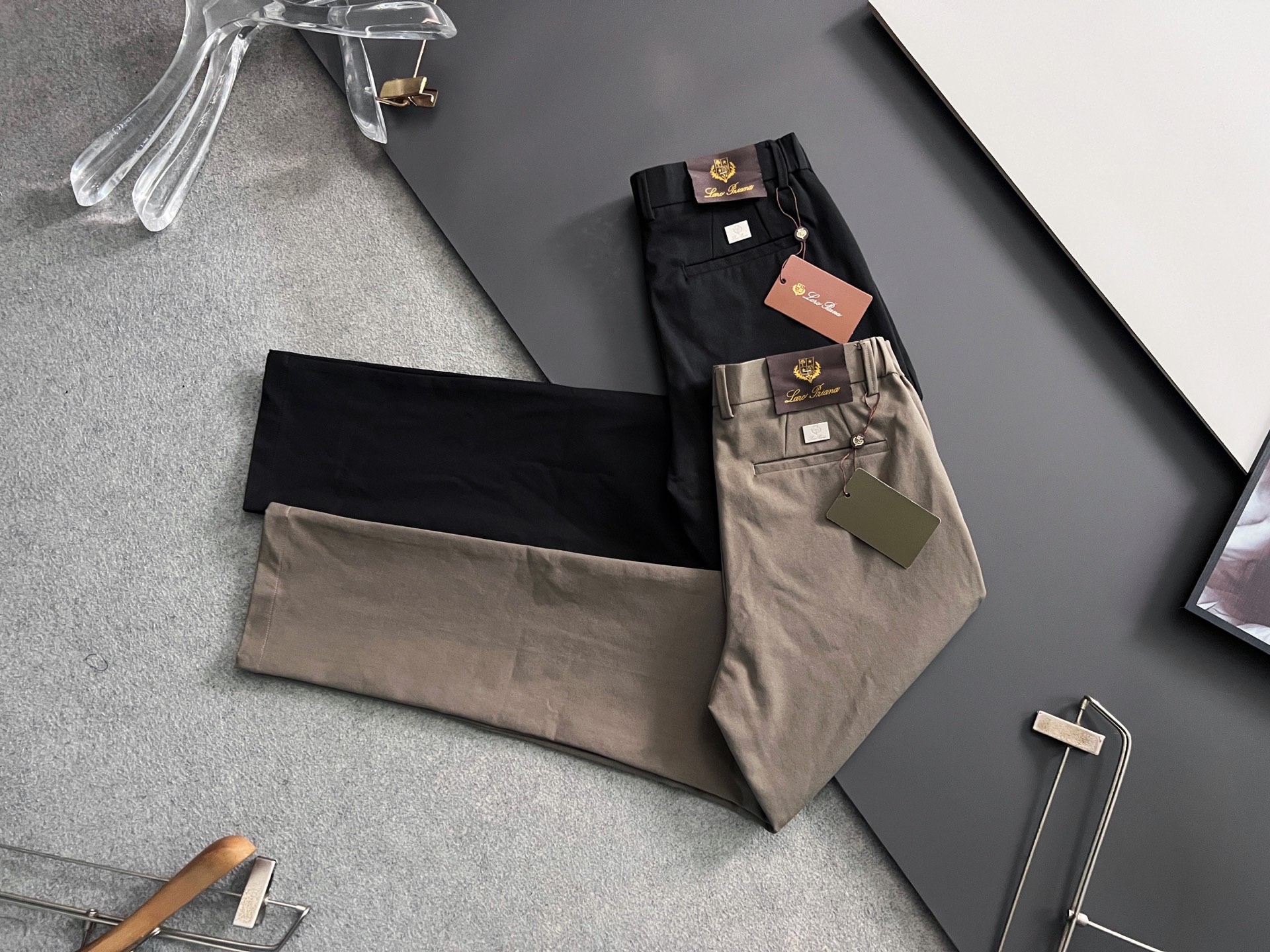 NO:926351,LP*, the latest specially modified pure cotton men's casual trousers# This style is undoubtedly the most exquisite and high-end existence! A very elegant suit trousers, also a must-have versatile trousers for daily work and leisure. It is slim and straight-cut, wearing dazzling and fashionable to reduce age, walking between leisure and business, the perfect item! ! The high-end quality is evident everywhere, and the details show its sense of class. It has its own drape and light luxury luster, and the texture is invincible! ! A casual pants that is dominated by craftsmanship and fabrics. The whole body of accessories and fabrics are beyond imagination. The properties and specifications of the fabrics subvert the convention. The materials used are quite luxurious and sophisticated. The key lies in their own texture and comfort. The fabrics have excellent elasticity. There is no tightness on the upper body. The experience is excellent. It is wonderful and not easy to wrinkle. It has a recognizable classic logo and customized hardware accessories. The metal style of the custom molded and engraved brand letter buckle not only enriches the vision, but also greatly demonstrates the high-end sense of the brand. The details are well handled, and it is a high-quality pair of trousers! The tailoring is first-class, and the effect of lifting the hips and slimming is excellent. It can be matched with any top in the wardrobe. It has wide compatibility, suitable for business, commuting and leisure. It is satisfied with various daily wear. It has a full upper body shape and is invincible and versatile! A must-have pair of god-level trousers for those who want to control their quality! Size 29-38,,loro piana,business suit,19860909LP*、最新特定改制纯棉男士休闲西裤# 此款无疑是最精致最高级的存在!非常显气质的一款西装裤,也是日常工作休闲必备的百搭裤装,修身直筒版型裁剪,穿着亮眼时髦减龄,游走在休闲与商务之间,完美单品！！高端品质处处彰显,细节处展现其档次感,自带垂坠度和淡奢光泽,质感堪称无敌！！以工艺和面料为主导的一款休闲裤,通体的辅料、面料之高级超乎想象,面料之属性及规格颠覆常规,用料相当奢华考究,关键在于本身的质感以及舒适度,面料自带优越的弹力,上身毫无紧绷感,体验感极好,妙不可言,不易打皱,辦识度的经典标识,客供定制五金配件 定制开模刻字品牌字母扣金属样式,在丰富视觉的同时也极大彰显了品牌的高级感,细节处理相当到位,含金量十足的一款神裤！ 版型剪裁一流,提臀修身显瘦效果极佳,可横扫衣橱任何的上装搭配,兼容性广泛,商务通勤休闲兼备,满足于日常各种穿搭,上身型款十足,无敌的万能百搭！品相控必入的一款神级裤王 ！ 尺码29-38,,loro piana,business suit,,Men's clothing