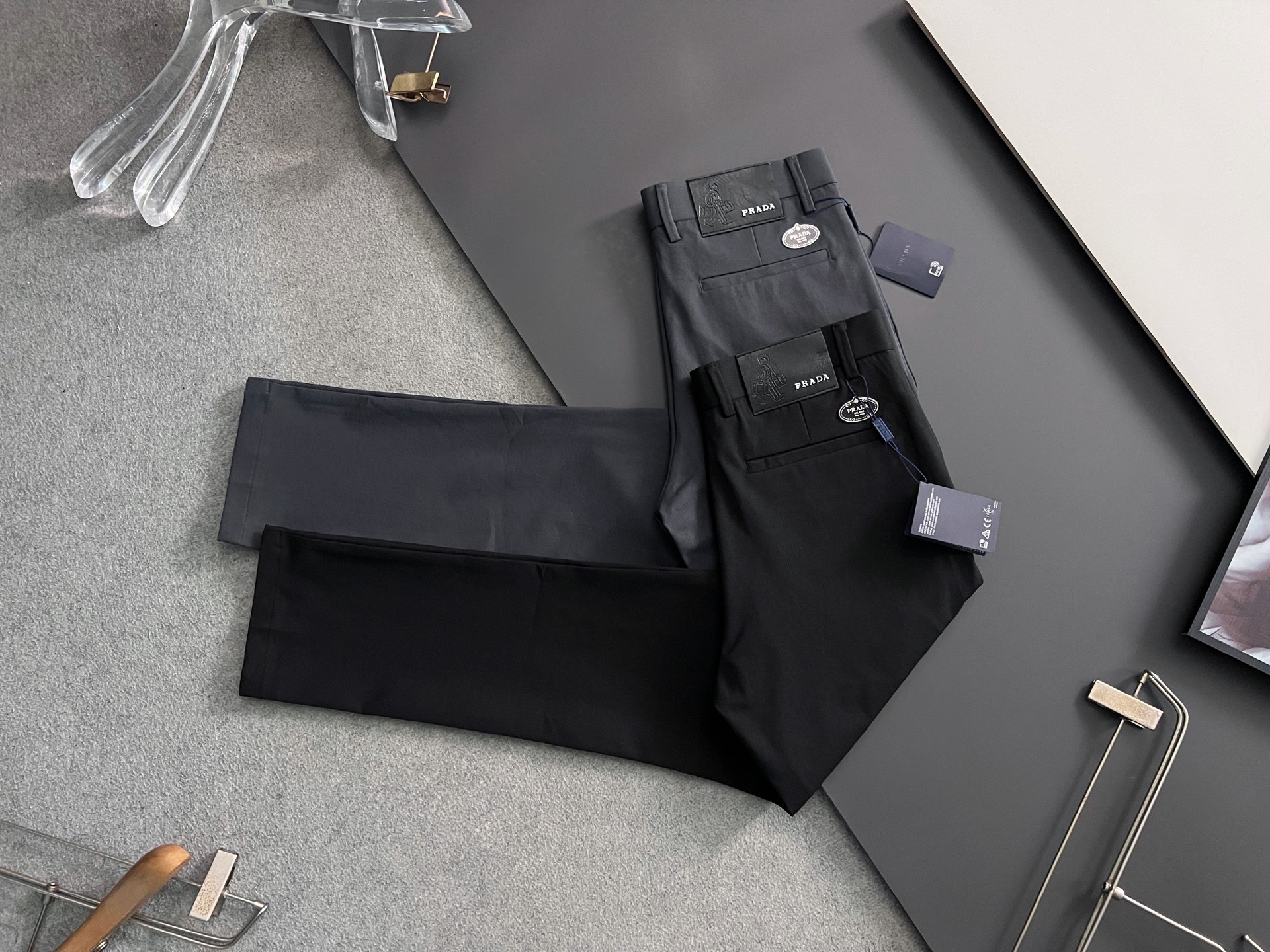 NO:926363,Prad*, the latest specially modified pure cotton men's casual trousers# This style is undoubtedly the most exquisite and high-end existence! A very elegant suit trousers, also a must-have versatile trousers for daily work and leisure. It is slim and straight-cut, wearing dazzling and fashionable to reduce age, walking between leisure and business, the perfect item! ! The high-end quality is evident everywhere, and the details show its sense of class. It has its own drape and light luxury luster, and the texture is invincible! ! A casual pants that is dominated by craftsmanship and fabrics. The whole body of accessories and fabrics are beyond imagination. The properties and specifications of the fabrics subvert the convention. The materials used are quite luxurious and sophisticated. The key lies in their own texture and comfort. The fabrics have excellent elasticity. There is no tightness on the upper body. The experience is excellent. It is wonderful and not easy to wrinkle. It has a recognizable classic logo and customized hardware accessories. The metal style of the custom molded and engraved brand letter buckle not only enriches the vision, but also greatly demonstrates the high-end sense of the brand. The details are well handled, and it is a high-quality pair of trousers! The tailoring is first-class, and the effect of lifting the hips and slimming is excellent. It can be matched with any top in the wardrobe. It has wide compatibility, suitable for business, commuting and leisure. It is satisfied with various daily wear. It has a full upper body shape and is invincible and versatile! A must-have pair of god-level trousers for those who want to control their quality! Size 29-38,,prada,business suit,19860909Prad*、最新特定改制纯棉男士休闲西裤# 此款无疑是最精致最高级的存在!非常显气质的一款西装裤,也是日常工作休闲必备的百搭裤装,修身直筒版型裁剪,穿着亮眼时髦减龄,游走在休闲与商务之间,完美单品！！高端品质处处彰显,细节处展现其档次感,自带垂坠度和淡奢光泽,质感堪称无敌！！以工艺和面料为主导的一款休闲裤,通体的辅料、面料之高级超乎想象,面料之属性及规格颠覆常规,用料相当奢华考究,关键在于本身的质感以及舒适度,面料自带优越的弹力,上身毫无紧绷感,体验感极好,妙不可言,不易打皱,辦识度的经典标识,客供定制五金配件 定制开模刻字品牌字母扣金属样式,在丰富视觉的同时也极大彰显了品牌的高级感,细节处理相当到位,含金量十足的一款神裤！ 版型剪裁一流,提臀修身显瘦效果极佳,可横扫衣橱任何的上装搭配,兼容性广泛,商务通勤休闲兼备,满足于日常各种穿搭,上身型款十足,无敌的万能百搭！品相控必入的一款神级裤王 ！ 尺码29-38,,prada,business suit,,Men's clothing