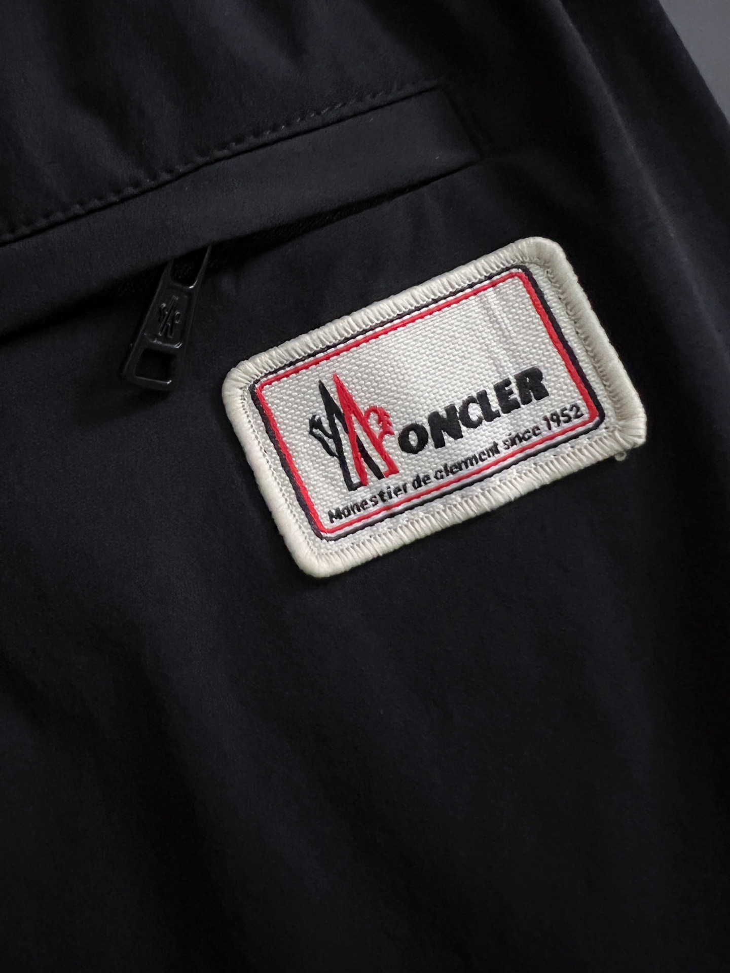 ）Moncle*、最新款休闲短裤定制面料，简约休闲款式打造休闲与个性兼备的时髦单品奢华经典品牌logo设