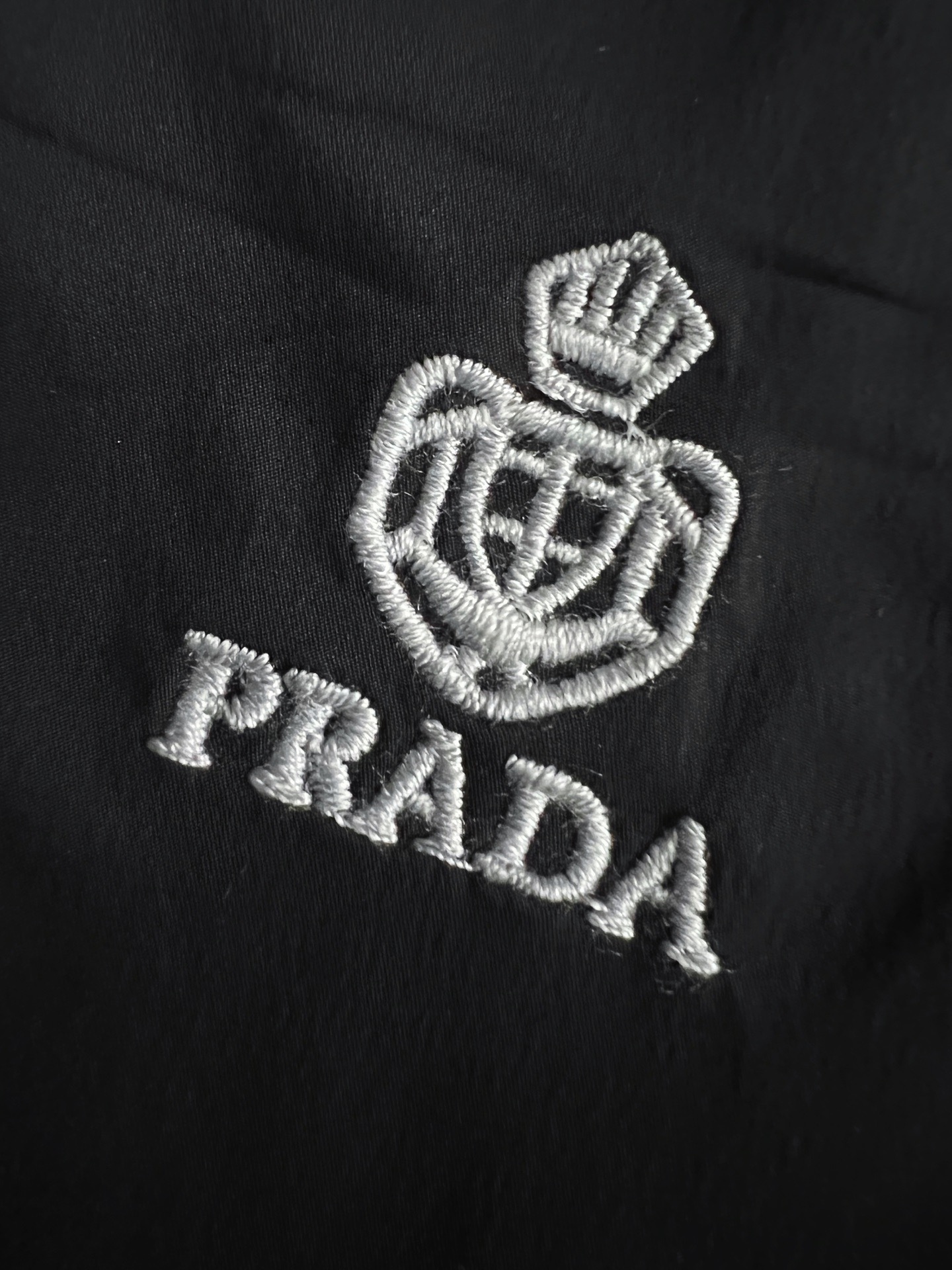 ）Prad、最新款休闲短裤定制面料，简约休闲款式打造休闲与个性兼备的时髦单品奢华经典品牌logo设计，内