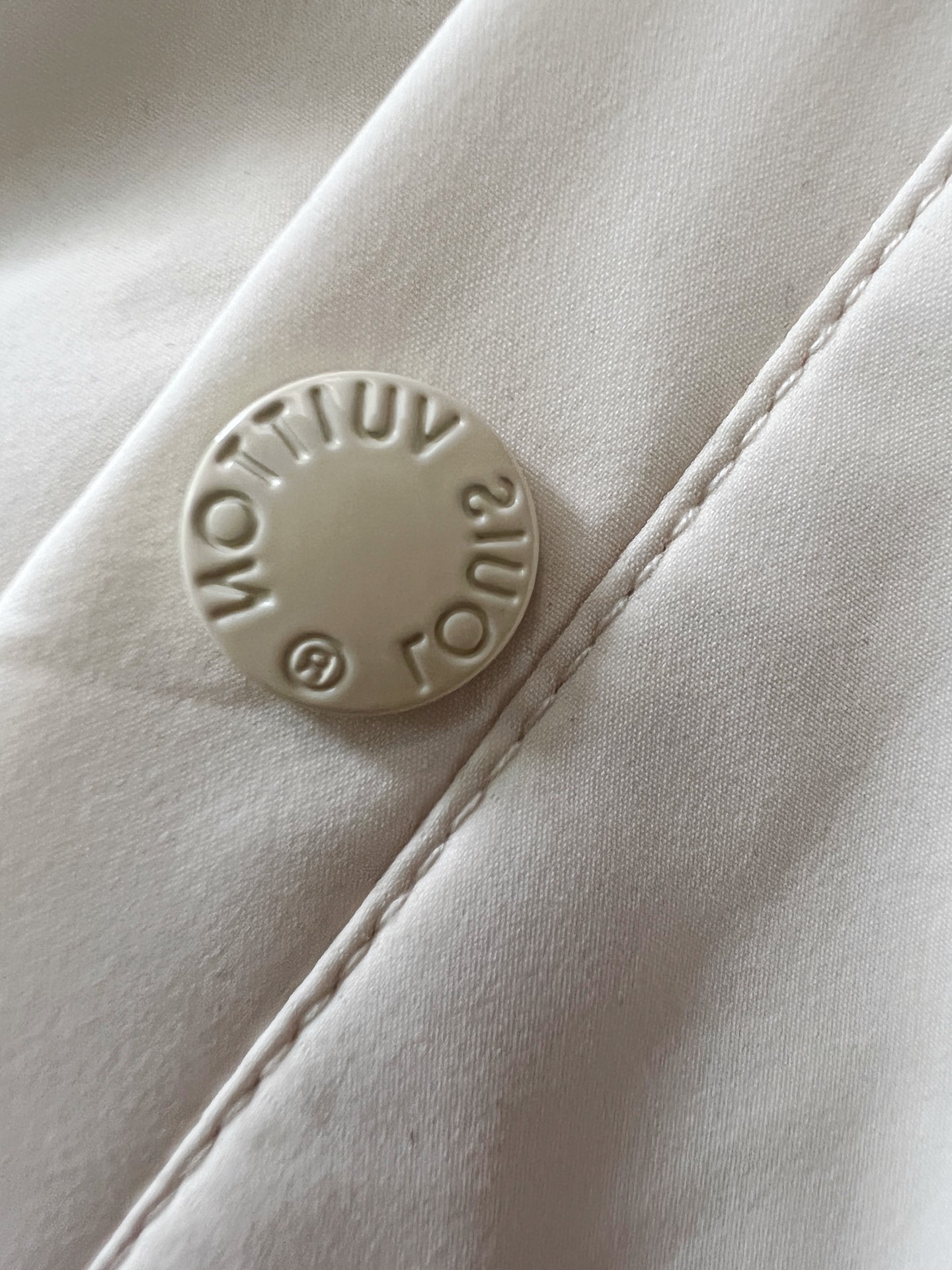 ）1V、最新款休闲短裤定制面料，简约休闲款式打造休闲与个性兼备的时髦单品奢华经典品牌logo设计，内里三
