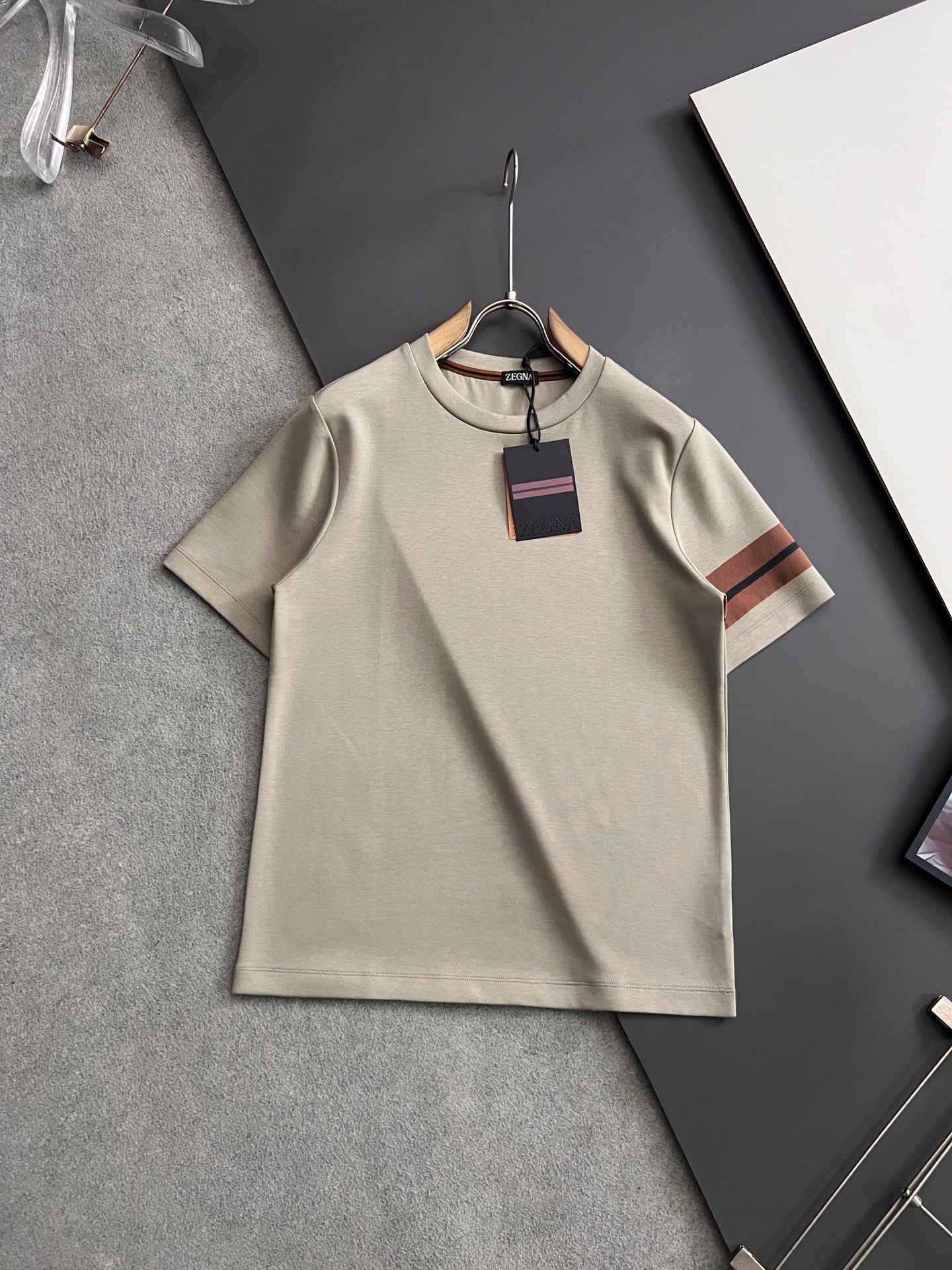 NO:875194,) Zegn* double-strand mercerized excellent high-quality imported milk silk T-shirt, authentically imported from channels, customized mercerized, special grade fabric, excellent skin-friendly, extremely perfect details, slim fit and skin-fitting upper body effect, the most fashionable people dare to challenge. Size M-2XL) M Bust 50.5 Shoulder Width 42 Length 68 Sleeve Length 24 L Bust 52.5 Shoulder Width 43.5 Length 70 Sleeve Length 24.5  XL bust 54.5, shoulder width 45, length 72, sleeve length 25 2XL bust 56.5, shoulder width 46.5, length 74, sleeve length 25.5 3XL bust 58.5, shoulder width 48, length 76, sleeve length 26,,tees,t-shirt,19860909）Zegn*双股丝光绝佳高品质进口牛奶丝T恤,渠道正品进口,定制丝光、特级面料,亲肤性绝佳,细节极致完美,上身效果修身贴肤,最时尚的人才敢挑战.尺码M-2XL） M胸围50.5 肩宽42 衣长68 袖长24 L胸围52.5 肩宽43.5 衣长70 袖长24.5 XL胸围54.5 肩宽45 衣长72 袖长25 2XL胸围56.5 肩宽46.5 衣长74 袖长25.5 3XL胸围58.5 肩宽48 衣长76 袖长26,,tees，t-shirt,,Men's clothing