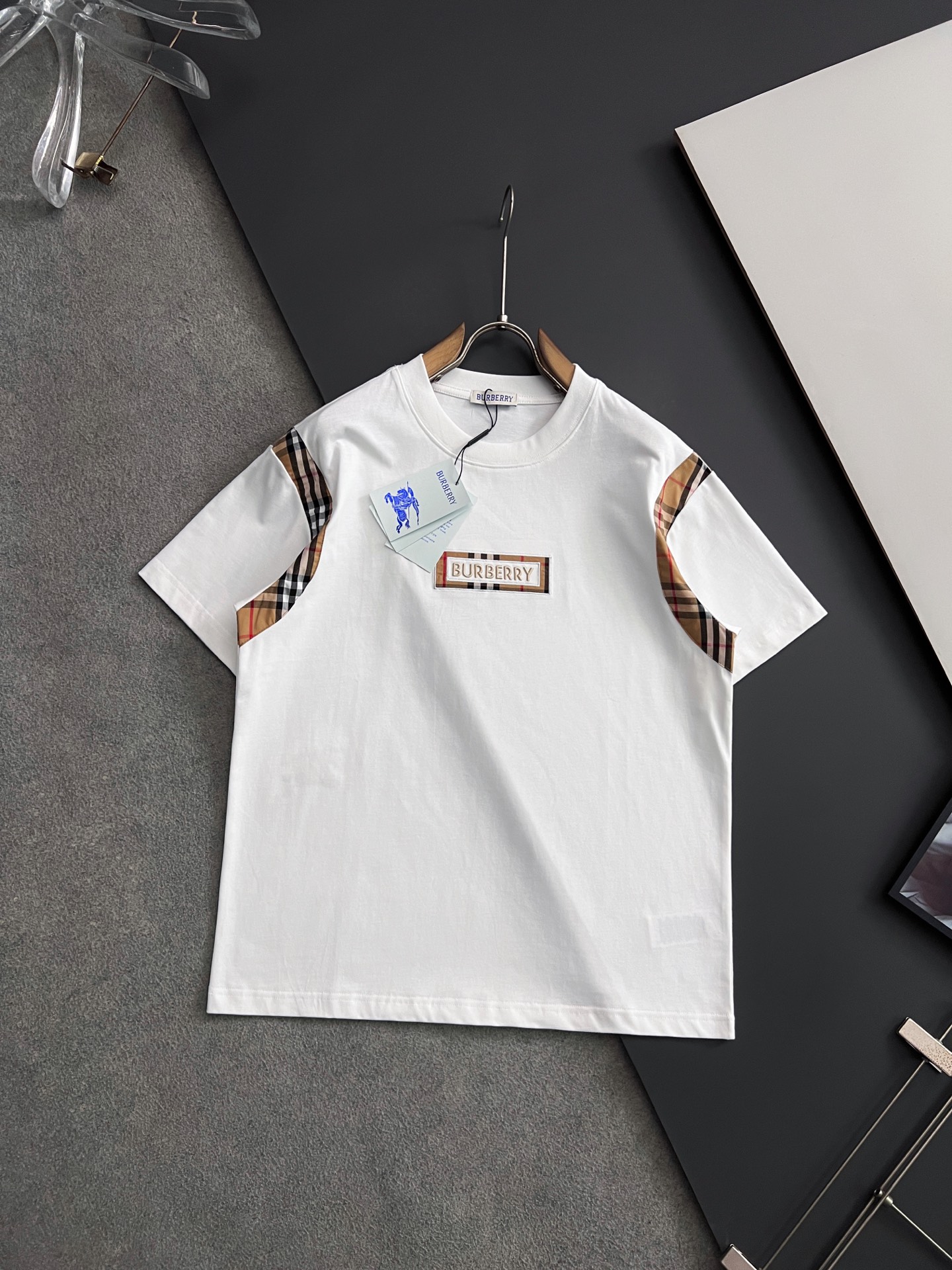 NO:875230,)Bur*2026Ss latest technology short-sleeved 260g pure cotton double yarn hot style European and American dropped shoulder loose series short-sleeved, simple basic wardrobe artifact, casual and versatile must-have) workmanship and routing texture first-class code size S-XXL,, burberry, T-shirt,19860909）Bur*2026Ss最新工艺短袖260g纯棉双纱爆款现货欧美落肩宽松系列短袖,简约基础衣橱神器, 休闲百搭必备款）做工走线质感一流码数S-XXL,,burberry,T-shirt,,Men's clothing