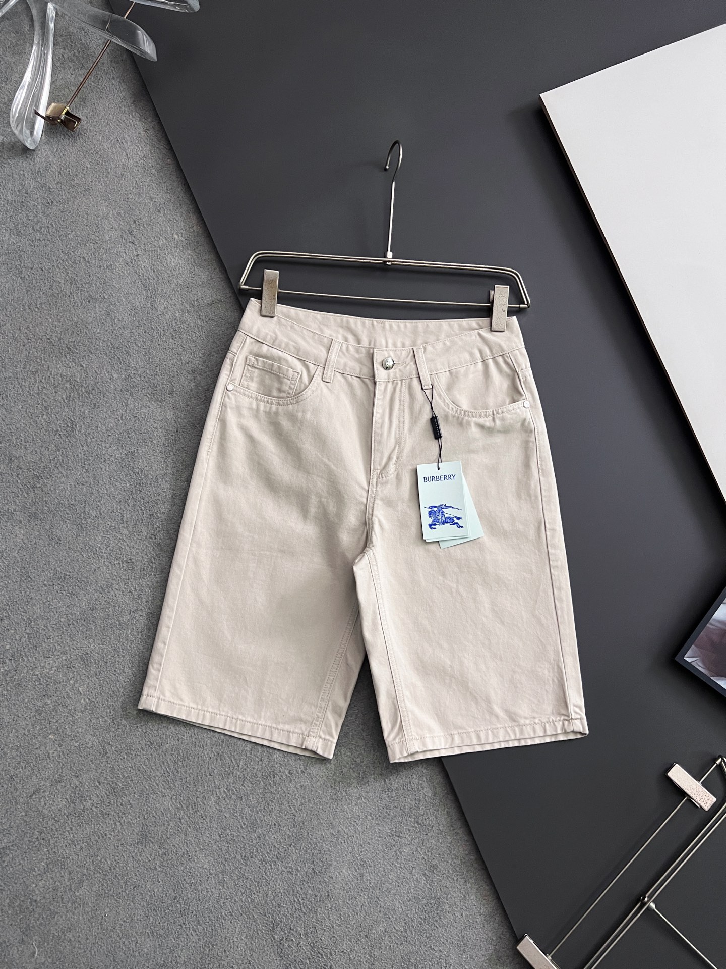NO:875181,) Bur*, high-end super soft denim 26Ss heavy-duty washed casual jeans, imported original washed stretch fabric, comfortable and elastic, unique design, super correct fit, comfortable and breathable, extremely high grade, counter quality, handsome upper body, size 28-38,, burberry, jeans,19860909）Bur*、高端超柔牛仔26Ss重工水洗休闲牛仔裤,进口原版水洗弹力面料,舒适有弹性,独特设计,版型超正,舒适透气,档次极高,专柜品质,上身帅气十足,码数28-38,,burberry,jeans,,Men's clothing