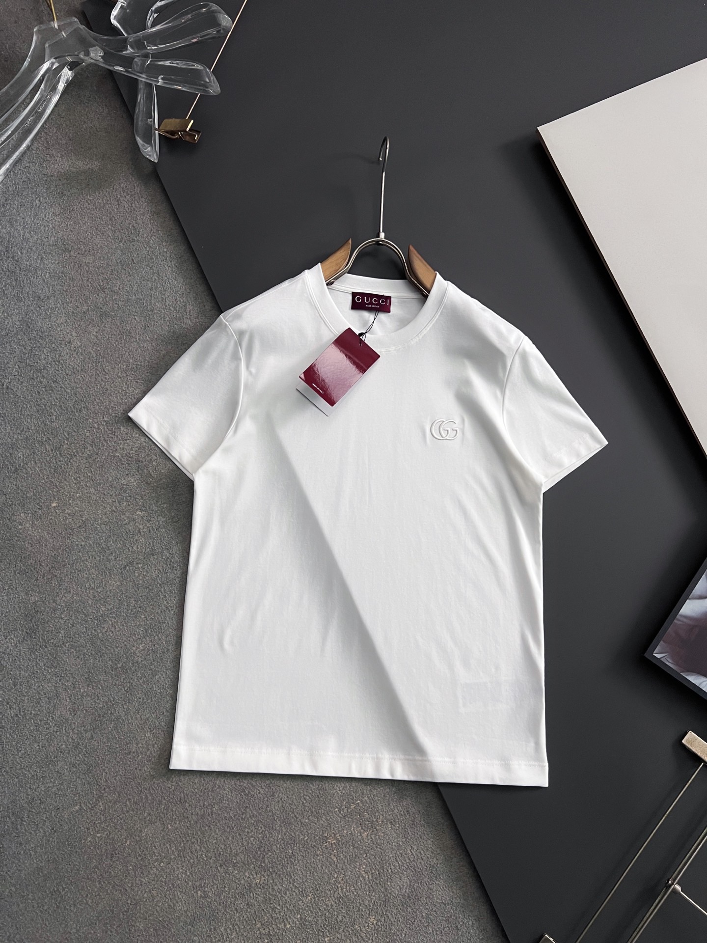 NO:914553,) Gucc* double-strand mercerized excellent high-quality imported milk silk T-shirt, authentically imported from channels, customized mercerized, special grade fabric, excellent skin-friendliness, extremely perfect details, slim-fitting upper body effect, the most fashionable people dare to challenge. Size S-3XL) S Bust 50 Shoulder width 43.5 Length 66 Sleeve length 20 M Bust 52 Shoulder width 45 Length 68 Sleeve length 21 L Bust 54  Shoulder width 46.5, length 70 sleeve length 2219860909）Gucc*双股丝光绝佳高品质进口牛奶丝T恤,渠道正品进口,定制丝光、特级面料,亲肤性绝佳,细节极致完美,上身效果修身贴肤,最时尚的人才敢挑战.尺码S-3XL） S胸围50 肩宽43.5 衣长66 袖长20 M胸围52 肩宽45 衣长68 袖长21 L胸围54 肩宽46.5 衣长70 袖长22 XL胸围56 肩宽48 衣长72 袖长23 2XL胸围58 肩宽49.5 衣长73.5 袖长24 3XL胸围60 肩宽51 衣长75 袖长25,,gucci,tees，t-shirt,,Men's clothing