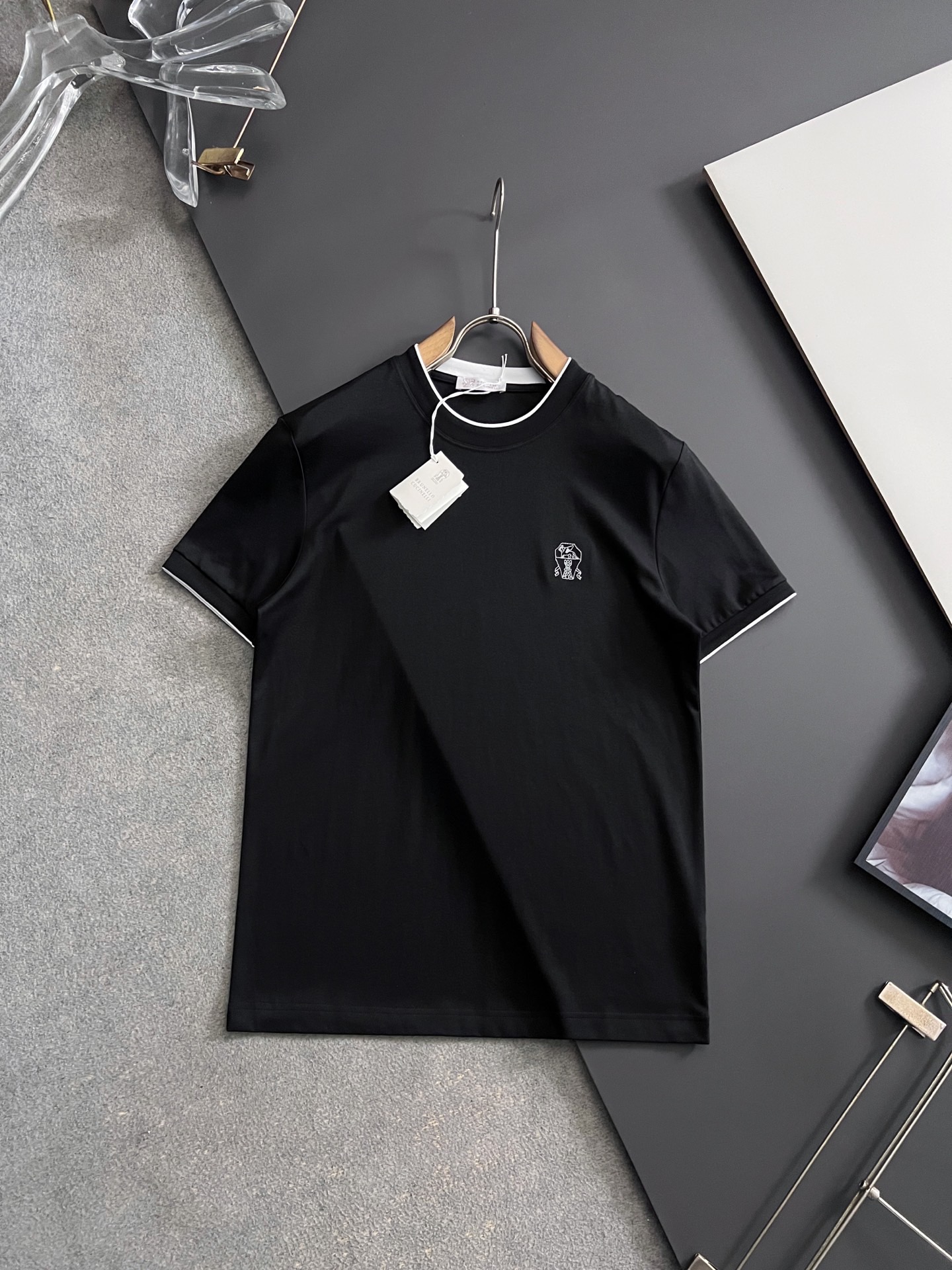 NO:914554,) BC* double-strand mercerized excellent high-quality imported milk silk T-shirt, authentically imported from channels, customized mercerized, premium fabric, excellent skin-friendliness, extremely perfect details, slim-fitting upper body effect, the most fashionable people dare to challenge. Sizes M-3XL  Shoulder width 46.5, length 72, sleeve length 23, 2XL bust 58, shoulder width 48, length 74, sleeve length 23.5, 3XL bust 60, shoulder width 49.5, length 76, sleeve length 24,,tees,t-shirt,19860909）BC*双股丝光绝佳高品质进口牛奶丝T恤,渠道正品进口,定制丝光、特级面料,亲肤性绝佳,细节极致完美,上身效果修身贴肤,最时尚的人才敢挑战.尺码M-3XL M胸围52 肩宽43.5 衣长68 袖长22 L胸围54 肩宽45 衣长70 袖长22.5 XL胸围56 肩宽46.5 衣长72 袖长23 2XL胸围58 肩宽48 衣长74 袖长23.5 3XL胸围60 肩宽49.5 衣长76 袖长24,,tees，t-shirt,,Men's clothing