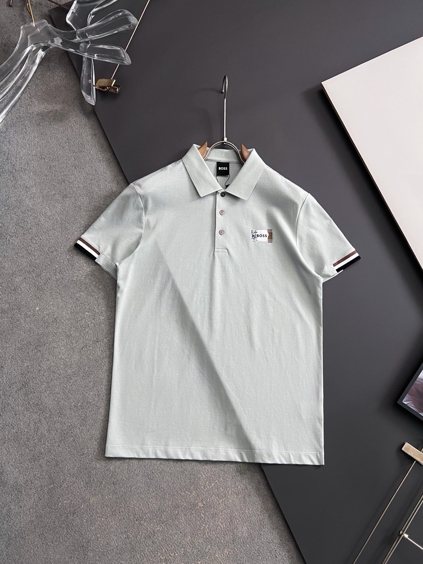 NO:914556,) Boss* new spring and summer men's short-sleeved Polo shirts, the brand's latest design elements!  It’s neither monotonous nor complicated, just the right amount to show off your taste!  Customer-supplied top-quality customized pique cotton fabrics!  Comfortable, sweat-absorbent and breathable are not a problem at all. The unique luxury feel of the fabric presents a simple and elegant temperament!  Letter logo embroidery design on the chest!  Full three-dimensional! Standard cutting design!  Every detail is in sync with high-end fashion. Size: M-3XL,, T-shirt,19860909）Boss* 春夏新款男士短袖Polo衫,品牌最新设计元素！既不单调也不复杂,恰到好处的展现品味！客供顶级定制珠地棉面料！舒适吸汗透气根本不在话下,面料独具的高奢感呈现简约优雅气质！胸前字母logo刺绣设计！饱满立体!标准裁剪设计！每一处细节都是与高端时尚同步的体现.尺码:M-3XL,,T-shirt,,Men's clothing