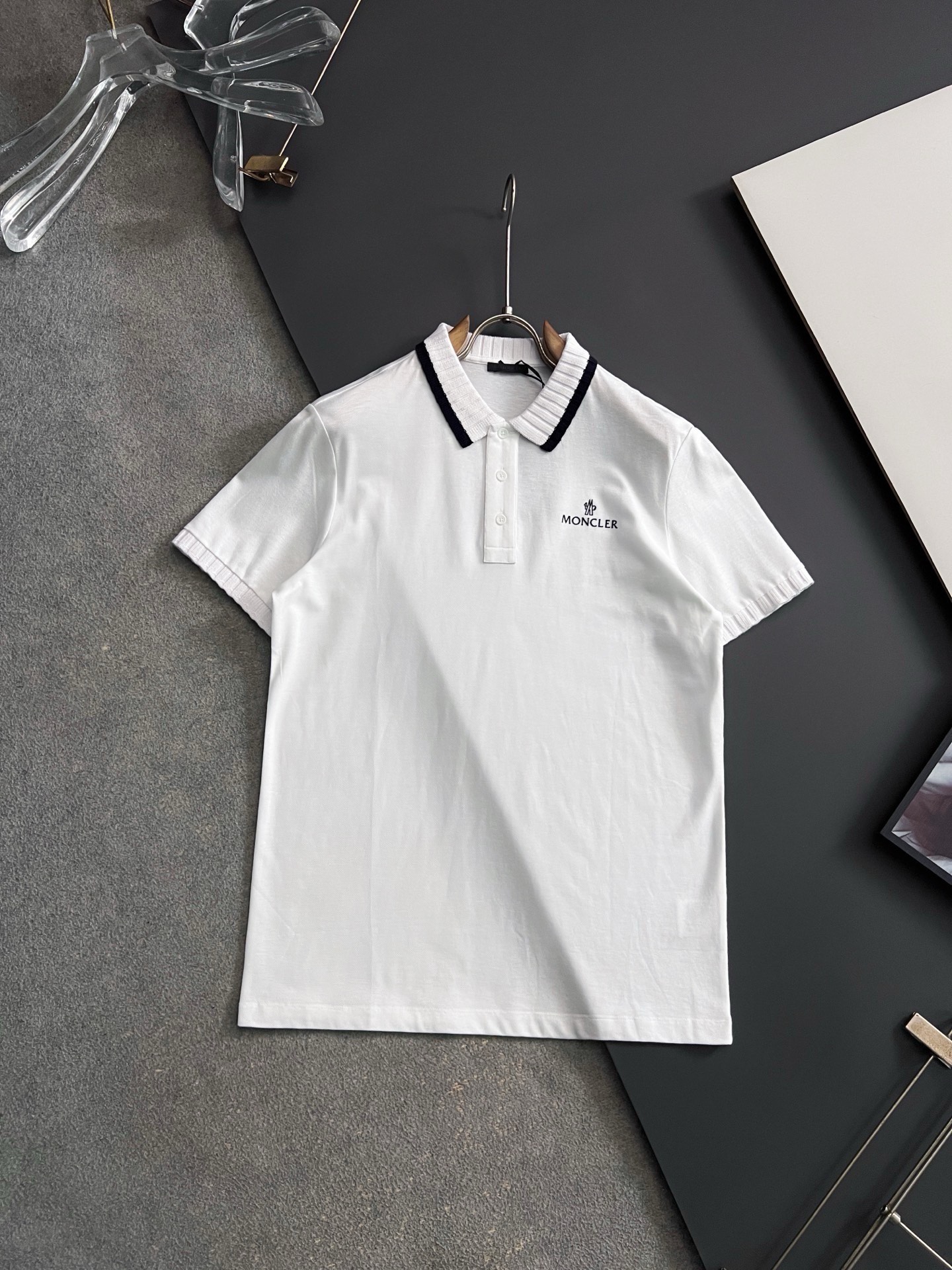 NO:914509,) Moncle* new spring and summer men's short-sleeved Polo shirts, the brand's latest design elements!  It’s neither monotonous nor complicated, just the right amount to show off your taste!  Customer-supplied top-quality customized pique cotton fabrics!  Comfortable, sweat-absorbent and breathable are not a problem at all. The unique luxury feel of the fabric presents a simple and elegant temperament!  Letter logo embroidery design on the chest!  Full three-dimensional! Standard cutting design!  Every detail is in sync with high-end fashion. Size: M-3XL,, T-shirt,19860909）Moncle* 春夏新款男士短袖Polo衫,品牌最新设计元素！既不单调也不复杂,恰到好处的展现品味！客供顶级定制珠地棉面料！舒适吸汗透气根本不在话下,面料独具的高奢感呈现简约优雅气质！胸前字母logo刺绣设计！饱满立体!标准裁剪设计！每一处细节都是与高端时尚同步的体现.尺码:M-3XL,,T-shirt,,Men's clothing