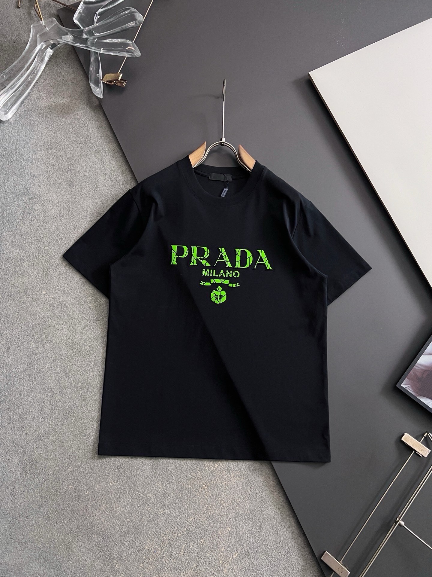 )Prad*2026Ss🌟独家爆款260g高支抗菌索罗娜科技冰爽棉、印花植绒工艺最新独家爆款*.】简约基础衣橱神器, 休 )Prad*2026Ss🌟独家爆款260g高支抗菌索罗娜科技冰爽棉、印花植绒工艺最新独家爆款*.】简约基础衣橱神器, 休