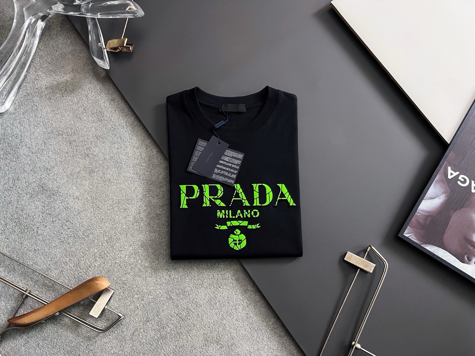 ）Prad*2026Ss🌟独家爆款260g高支抗菌索罗娜科技冰爽棉、印花植绒工艺最新独家爆款*.】简约基础衣橱神器， 休
