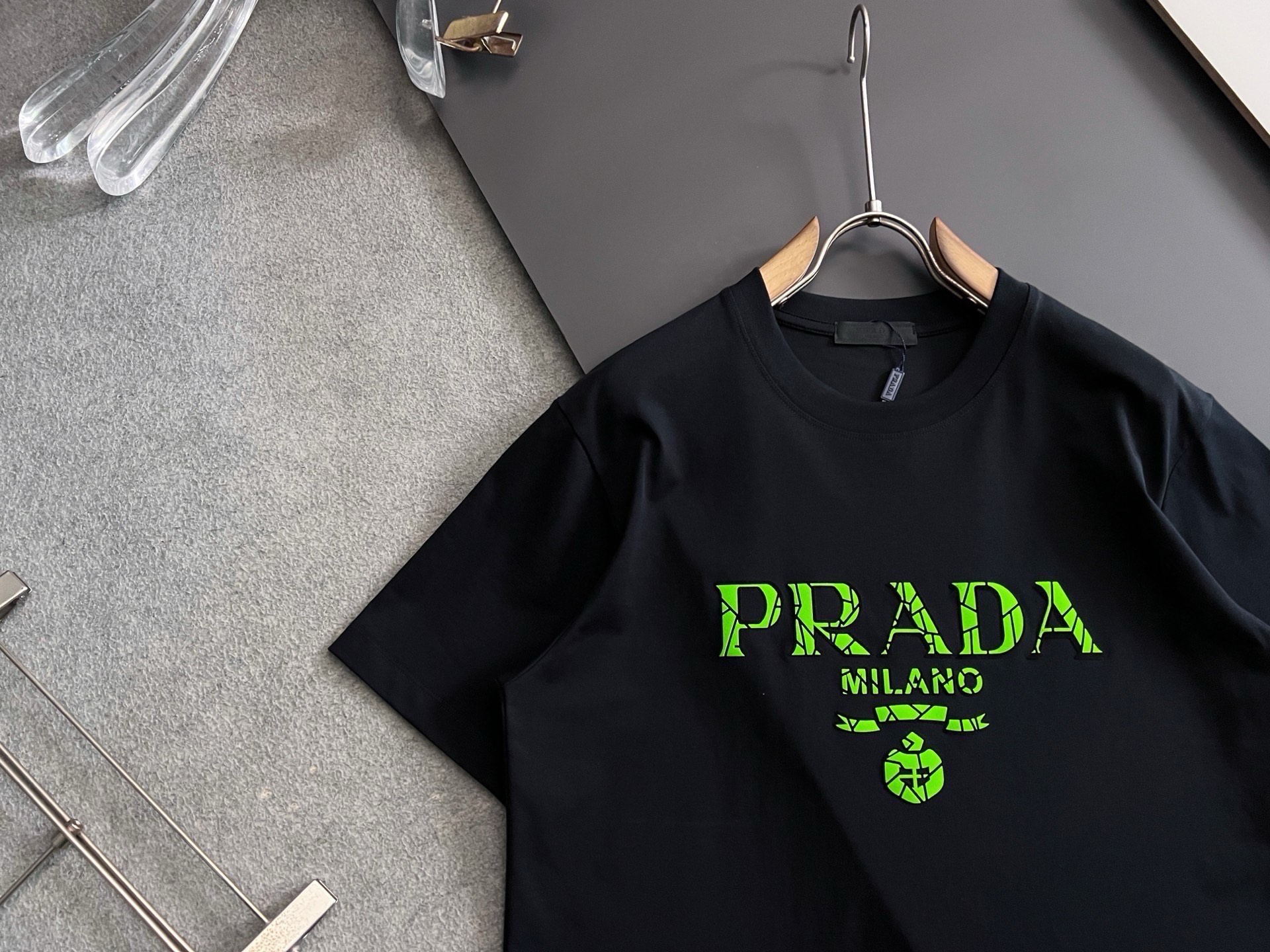 ）Prad*2026Ss🌟独家爆款260g高支抗菌索罗娜科技冰爽棉、印花植绒工艺最新独家爆款*.】简约基础衣橱神器， 休