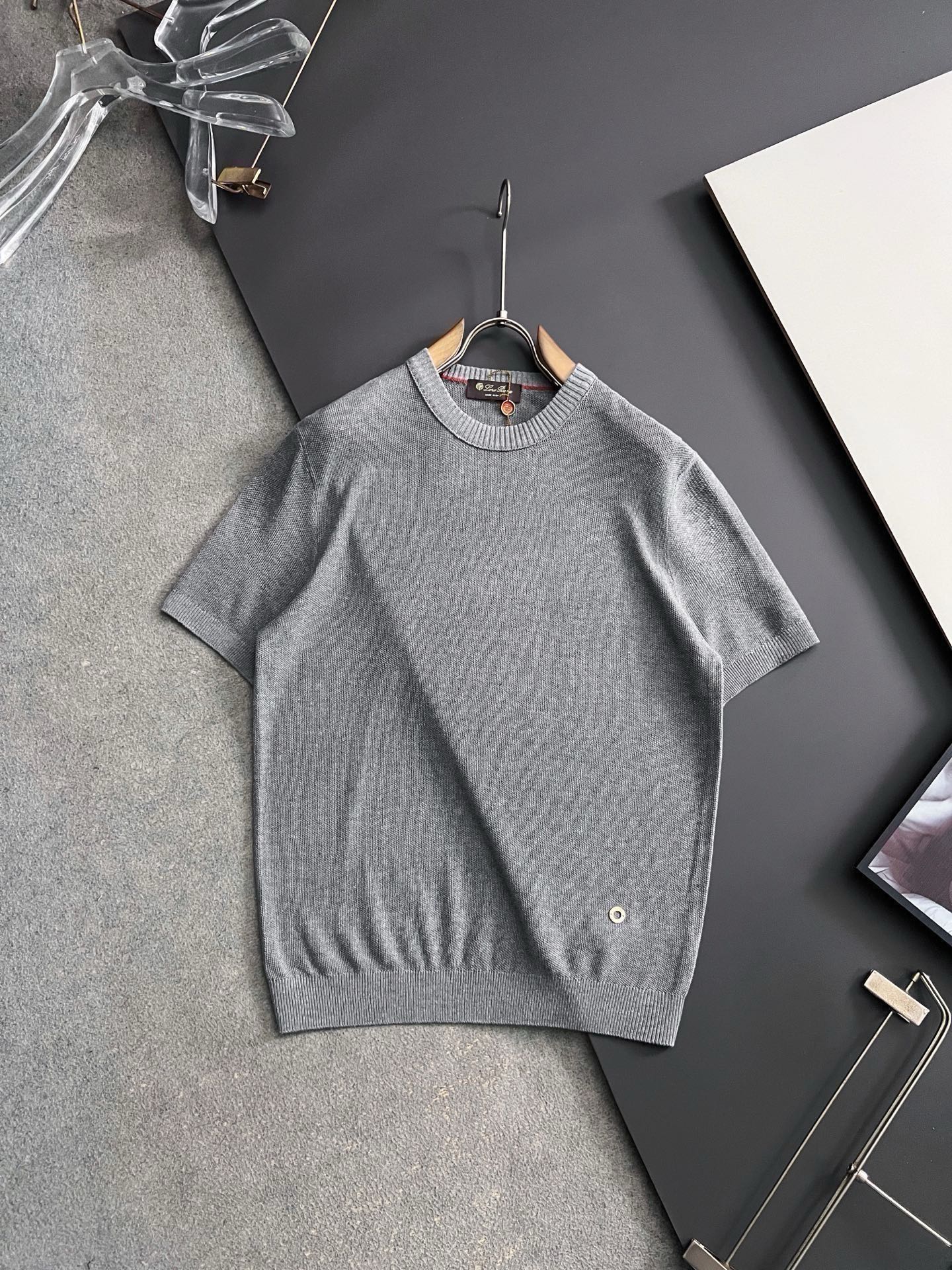 ）Loro piana* 🌟百搭款来了哦！麻棉混纺马鞍肩设计圆领针织衫短袖T恤】解锁夏日万能搭子：男士圆领针织短袖T恤 