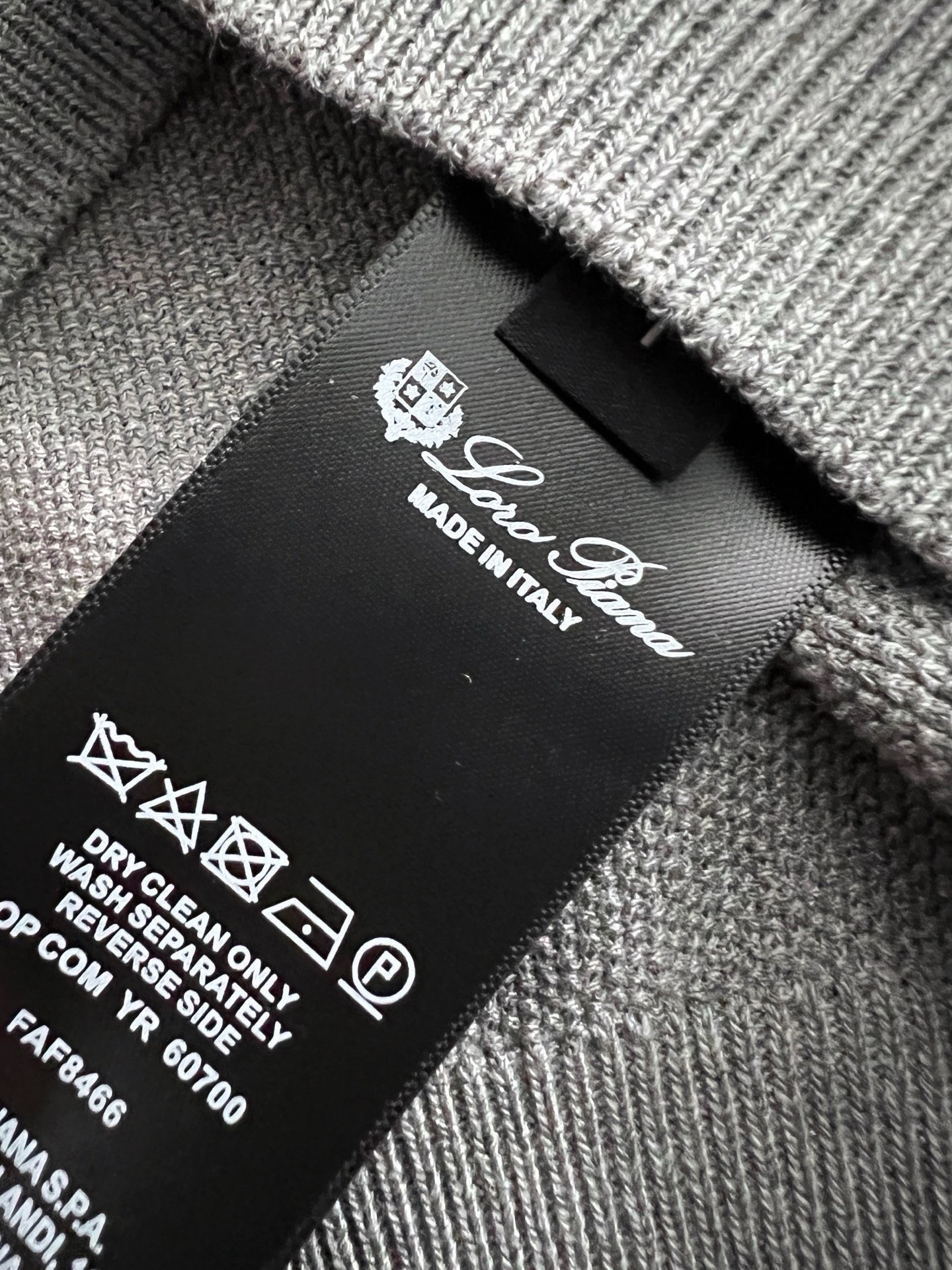 )Loro piana* 🌟百搭款来了哦!麻棉混纺马鞍肩设计圆领针织衫短袖T恤】解锁夏日万能搭子:男士圆领针织短袖T恤 )Loro piana* 🌟百搭款来了哦!麻棉混纺马鞍肩设计圆领针织衫短袖T恤】解锁夏日万能搭子:男士圆领针织短袖T恤