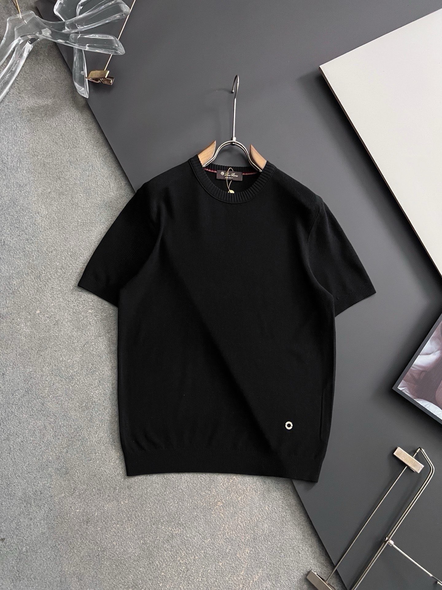 ）Loro piana* 🌟百搭款来了哦！麻棉混纺马鞍肩设计圆领针织衫短袖T恤】解锁夏日万能搭子：男士圆领针织短袖T恤 
