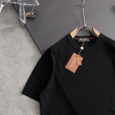 )Loro piana* 🌟百搭款来了哦!麻棉混纺马鞍肩设计圆领针织衫短袖T恤】解锁夏日万能搭子:男士圆领针织短袖T恤 )Loro piana* 🌟百搭款来了哦!麻棉混纺马鞍肩设计圆领针织衫短袖T恤】解锁夏日万能搭子:男士圆领针织短袖T恤