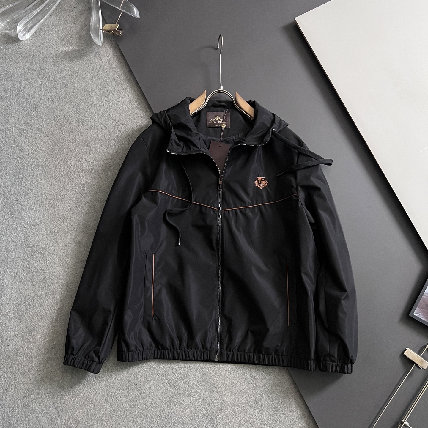 ）Loro Piana*、2026ss秋冬新款发布❤️翻领立领夹克外套，穿上就是舒适自在又显瘦的存在，慵懒而随性，结合干