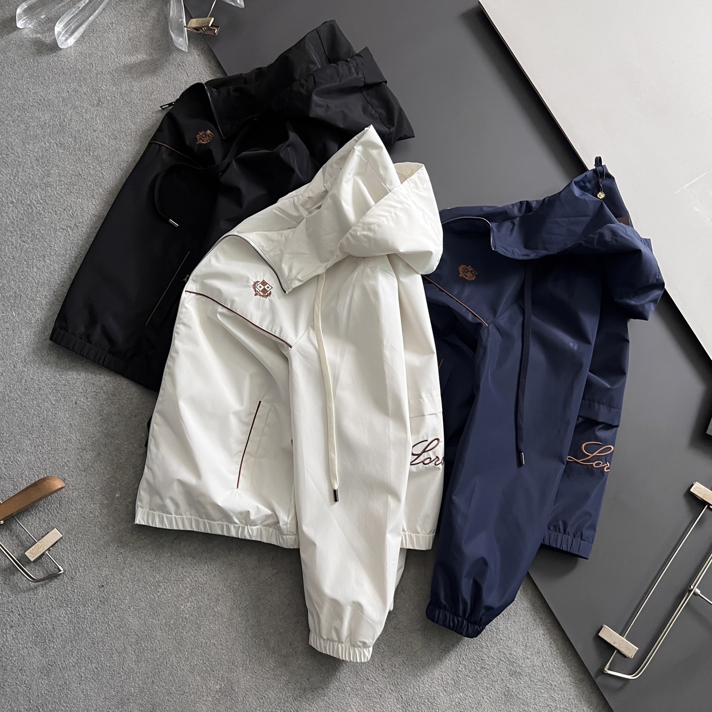 )Loro Piana*、2026ss秋冬新款发布❤️翻领立领夹克外套,穿上就是舒适自在又显瘦的存在,慵懒而随性,结合干 )Loro Piana*、2026ss秋冬新款发布❤️翻领立领夹克外套,穿上就是舒适自在又显瘦的存在,慵懒而随性,结合干