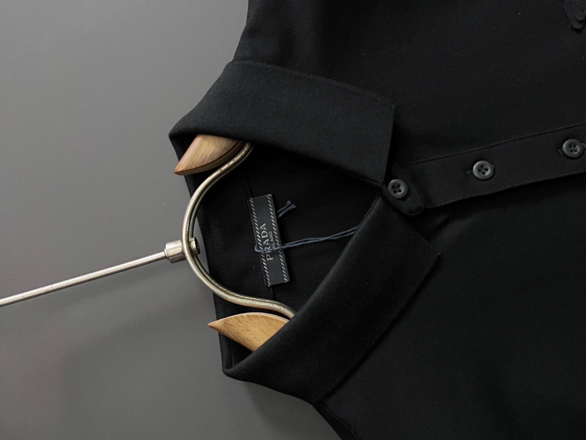 )Prad* 春夏新款男士短袖Polo衫,品牌最新设计元素!既不单调也不复杂,恰到好处的展现品味!客供顶级定制珠地棉面料 )Prad* 春夏新款男士短袖Polo衫,品牌最新设计元素!既不单调也不复杂,恰到好处的展现品味!客供顶级定制珠地棉面料