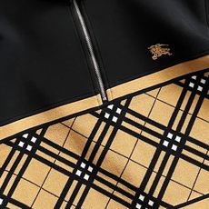 )2026秋冬新品🔷🔷 BURBER半拉链立领空气层卫衣 源自品牌经典英伦绅士设计脉络 立体竖向肌理清晰细腻 )2026秋冬新品🔷🔷 BURBER半拉链立领空气层卫衣 源自品牌经典英伦绅士设计脉络 立体竖向肌理清晰细腻