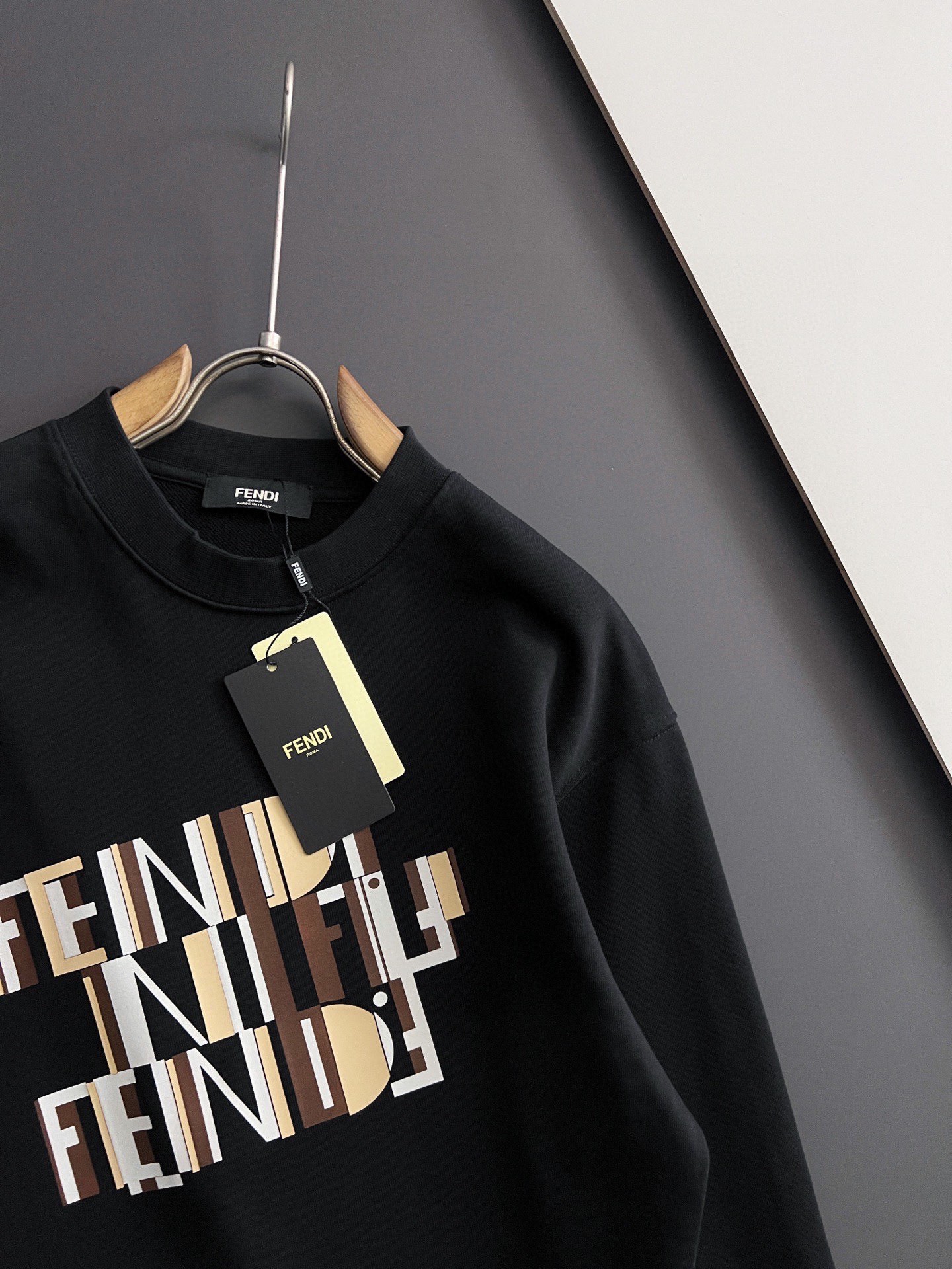 Fend*🌟秋冬卫衣精美工艺圆领款，独家特制纯棉410克面料升级水洗大毛圈、柔软贴身科技面料，定制原版螺纹，档次极高，工
