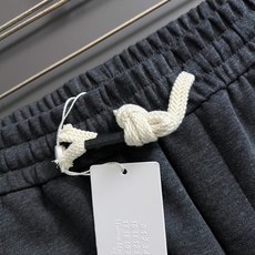 )MM6*、🌟26Ss爆款休闲裤直筒宽松慵懒风、面料采用最新技术复合(特点:柔软宽松) 美学的焕新诠释,演绎浓郁的格调型 )MM6*、🌟26Ss爆款休闲裤直筒宽松慵懒风、面料采用最新技术复合(特点:柔软宽松) 美学的焕新诠释,演绎浓郁的格调型