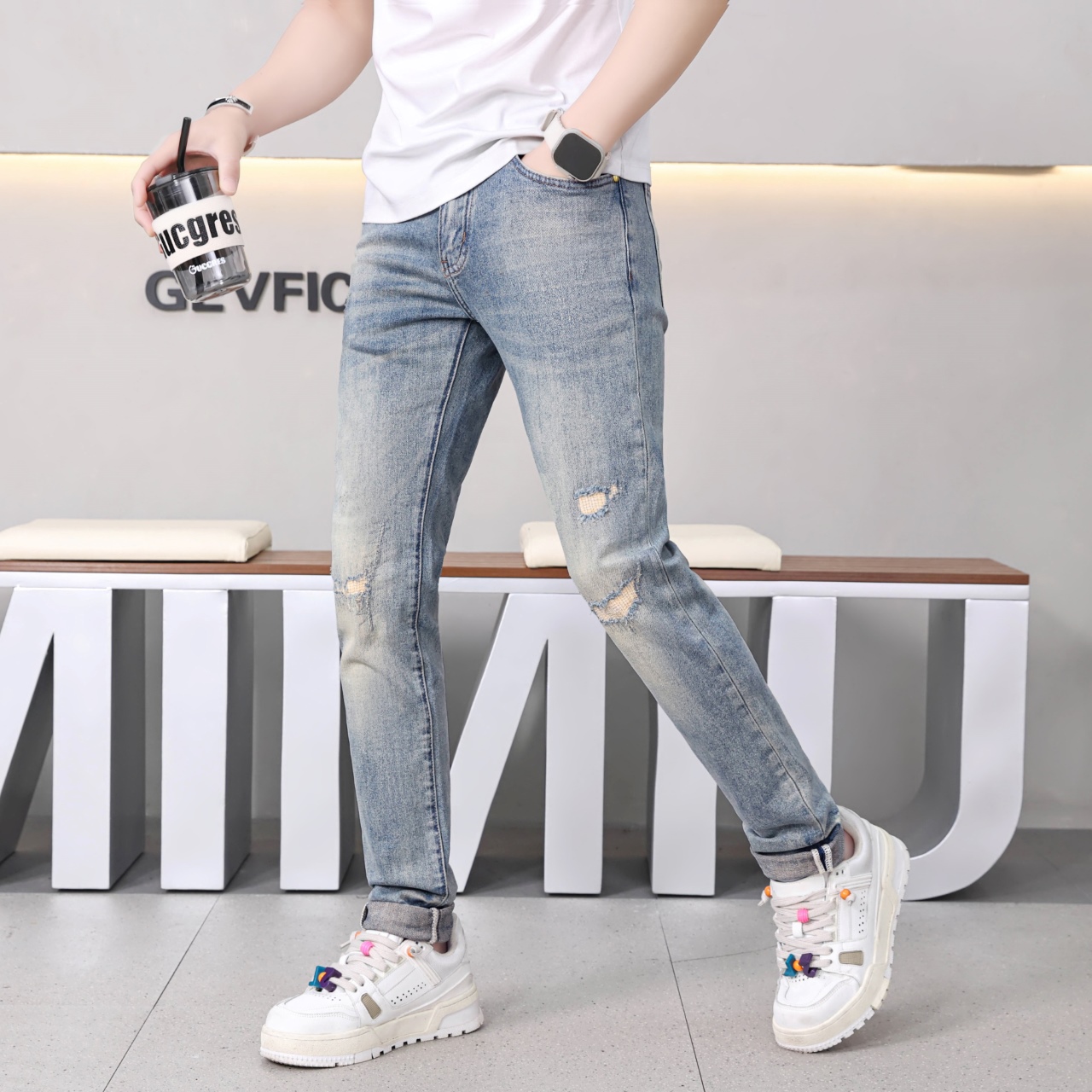 NO:438292,Luo Yiwei SS spring and summer new super soft wash jeans, top body is handsome, small straight-fitting design, slim-fitting cut, men's top casual cotton!  High-end stretchy all-season versatile commuter jeans for men!  The style is extremely versatile, the fabric is elastic and the material is also outstanding, with a bit retro and old style. The fabric is suitable for the industry's exclusive first-time model, and the four-season versatile commuter model!  This high-end slim stretch jeans are versatile and comfortable!  Number of codes 29-38 (35,37), loewe, jeans, alexander wang19860909罗意威 SS春夏新品超柔和水洗牛仔裤 ,上身爆帅,小直筒设计,修身裁剪,男款顶级休闲棉质！高端弹力四季百搭通勤牛仔男裤！款式极其的百搭,面料弹力,材质也十分出众,有点复古做旧的风格,面料适合四季穿着业内独家首发款,四季百搭通勤款！这类高端的修身弹力牛仔裤,xh 百搭而且舒适！ 码数29-38（35,37）,,loewe,jeans,alexander wang,Men's clothing