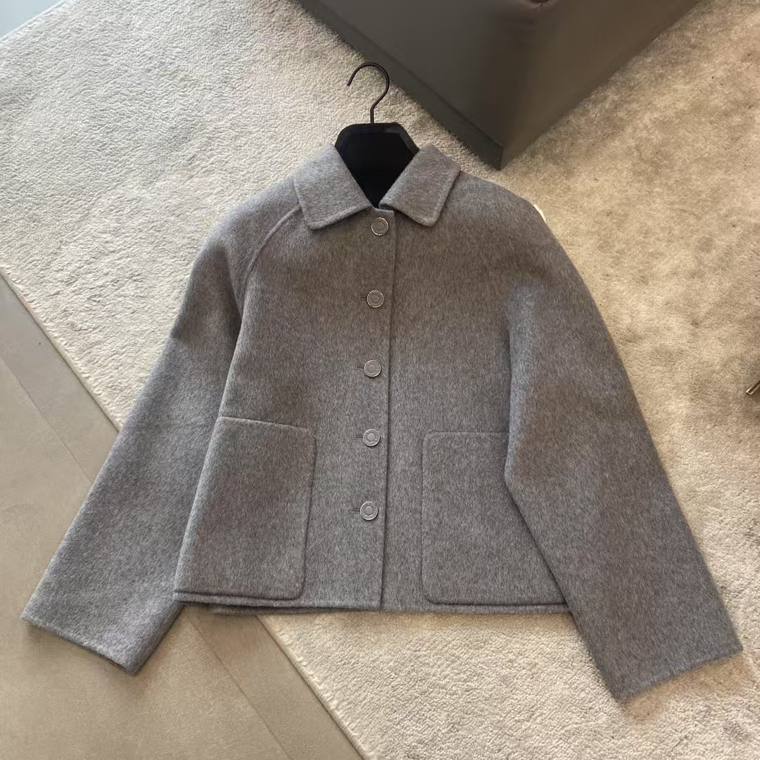 NO:931256,The exclusive first release of high-end original quality Hemer new early autumn coats!  , a must-have stacking tool for fashionistas!  Purely handmade double-sided cashmere coat!  The elegant lapel shirt-style silhouette design is handsome and fashionable!  The imported 90% wool and 10% cashmere fabric has a delicate texture, is soft, wide and stylish, and has an unobtrusive H-shaped look with a capable temperament!  Versatile and fashionable upper body makes you slim and tall!  Perfect workmanship depends on the details. SML, Hermès-clothing, hermes, jackets & coats, shirts,19860909独家首发高端原单品质Hemer早秋新品 大衣外套！,时髦精必入叠搭神器！纯手工制作双面尼羊绒大衣！气质翻领衬衫式廓型设计帅气又时髦！进口90羊毛10羊绒面料质感细腻柔软挺阔有型,不挑人H版型气质干练！百搭时髦上身显瘦又高挑！完美做工品质看细节.SML,爱马仕-服装,hermes,jackets & coats,shirts,,Women's clothing