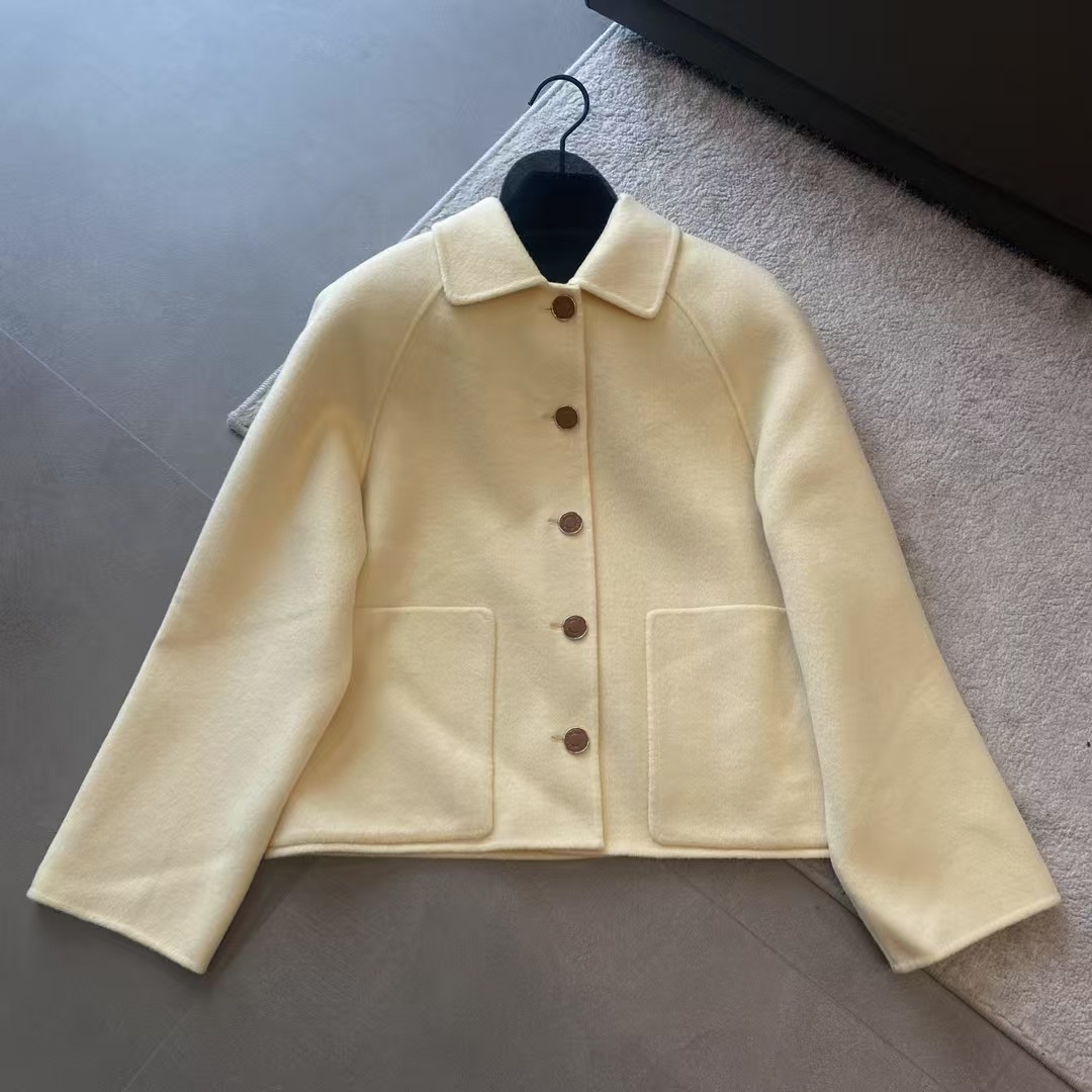 NO:931270,The exclusive first release of high-end original quality Hemer new early autumn coats!  Super hot cheese color, a must-have layering tool for fashionistas!  Purely handmade double-sided cashmere coat!  The elegant lapel shirt-style silhouette design is handsome and fashionable!  The imported 90% wool and 10% cashmere fabric has a delicate texture, is soft, wide and stylish, and has an unobtrusive H-shaped look with a capable temperament!  Versatile and fashionable upper body makes you slim and tall!  Perfect workmanship depends on the details. SML, Hermès-clothing, hermes, jackets & coats, shirts,19860909独家首发高端原单品质Hemer早秋新品 大衣外套！超级火热的奶酪色,时髦精必入叠搭神器！纯手工制作双面尼羊绒大衣！气质翻领衬衫式廓型设计帅气又时髦！进口90羊毛10羊绒面料质感细腻柔软挺阔有型,不挑人H版型气质干练！百搭时髦上身显瘦又高挑！完美做工品质看细节.SML,爱马仕-服装,hermes,jackets & coats,shirts,,Women's clothing