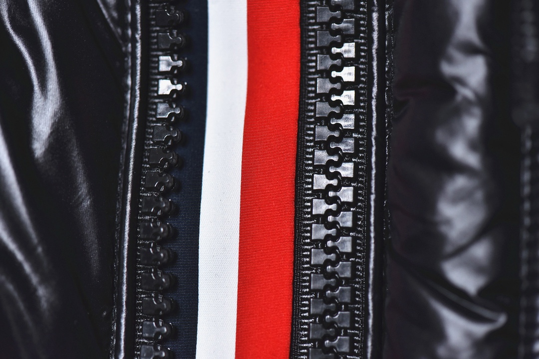 图片[4]-#SG 巅峰版 Moncler Montbeliare 蒙口 20fw 彩条「专供高端客户」🔺 真正独家填充国标90白鹅绒，不是国标90绒包退包赔，拉链五金独立开模制作。刺绣，纱线 经过计算机测绘 %99.99还原度 面料采用进口原渠道高密度纳米级面料 内里充绒超级饱满。无需过多赘述，欢迎货比三家，全年可售后，放心消费 尺码：1 2 3 4 5 6-选品中心