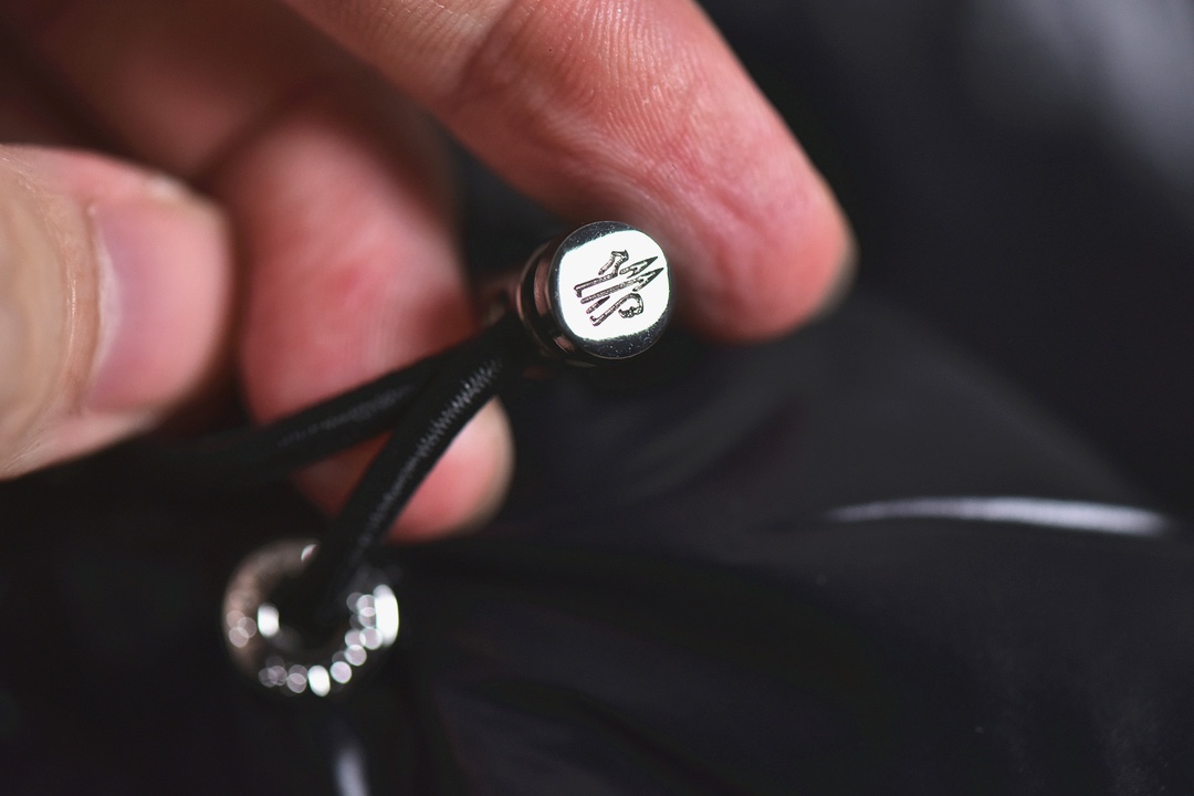 图片[9]-#SG 巅峰版 Moncler Montbeliare 蒙口 20fw 彩条「专供高端客户」🔺 真正独家填充国标90白鹅绒，不是国标90绒包退包赔，拉链五金独立开模制作。刺绣，纱线 经过计算机测绘 %99.99还原度 面料采用进口原渠道高密度纳米级面料 内里充绒超级饱满。无需过多赘述，欢迎货比三家，全年可售后，放心消费 尺码：1 2 3 4 5 6-选品中心