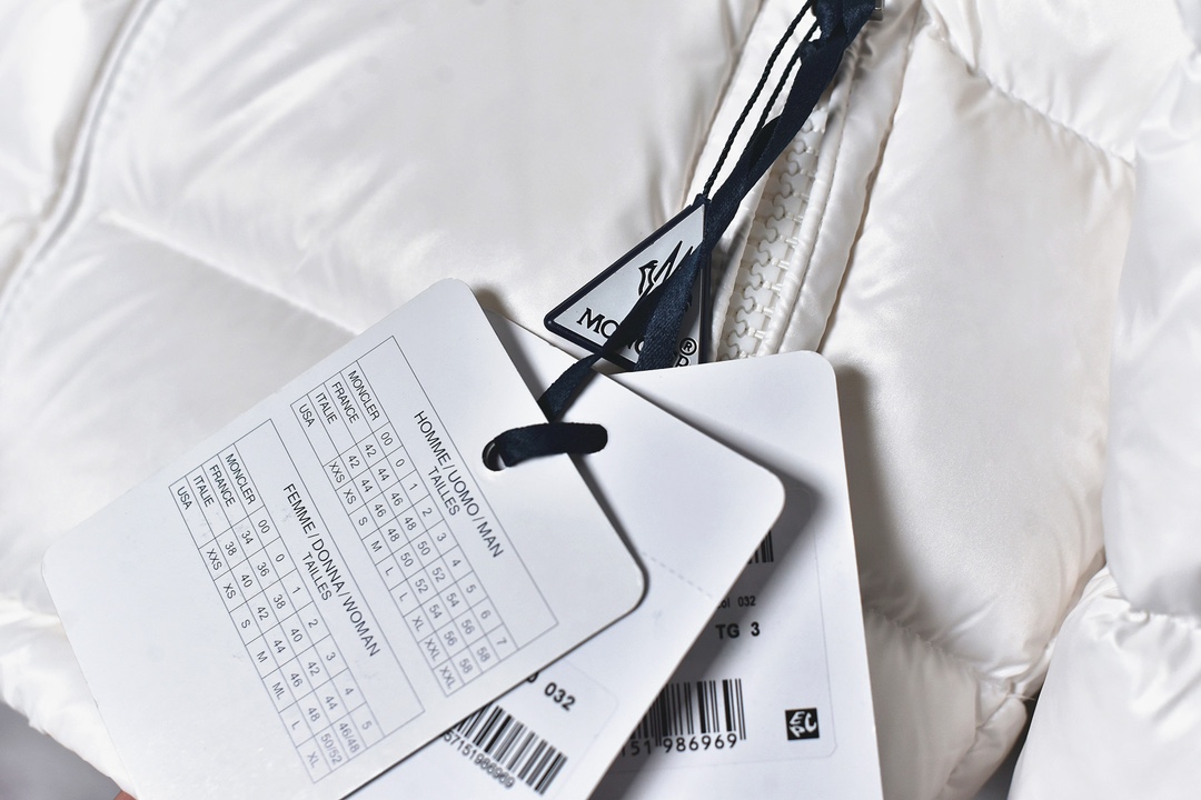 图片[4]-#SG 巅峰版 Moncler Maya 白玛雅 「专供高端客户」🔺 真正独家填充国标90白鹅绒，不是国标90绒包退包赔，拉链五金独立开模制作。刺绣，纱线 经过计算机测绘 %99.99还原度 面料采用进口原渠道高密度纳米级面料 内里充绒超级饱满。无需过多赘述，欢迎货比三家，全年可售后，放心消费 尺码：1 2 3 4 5 6-选品中心