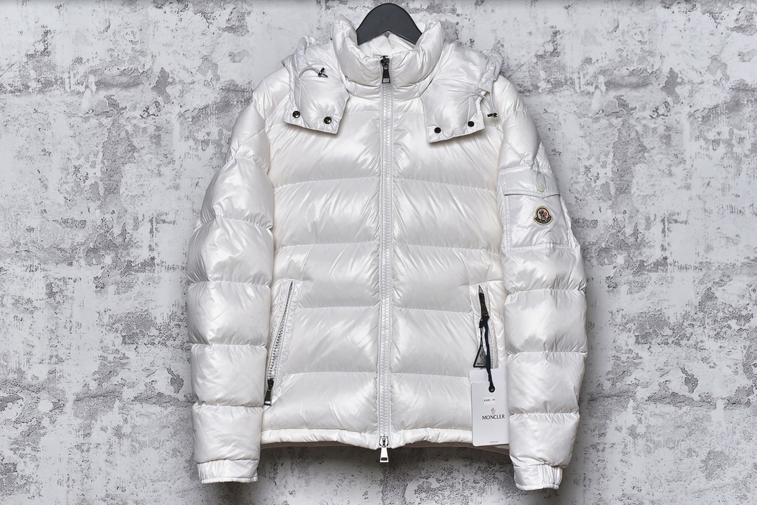 #SG 巅峰版 Moncler Maya 白玛雅 「专供高端客户」🔺 真正独家填充国标90白鹅绒，不是国标90绒包退包赔，拉链五金独立开模制作。刺绣，纱线 经过计算机测绘 %99.99还原度 面料采用进口原渠道高密度纳米级面料 内里充绒超级饱满。无需过多赘述，欢迎货比三家，全年可售后，放心消费 尺码：1 2 3 4 5 6-选品中心