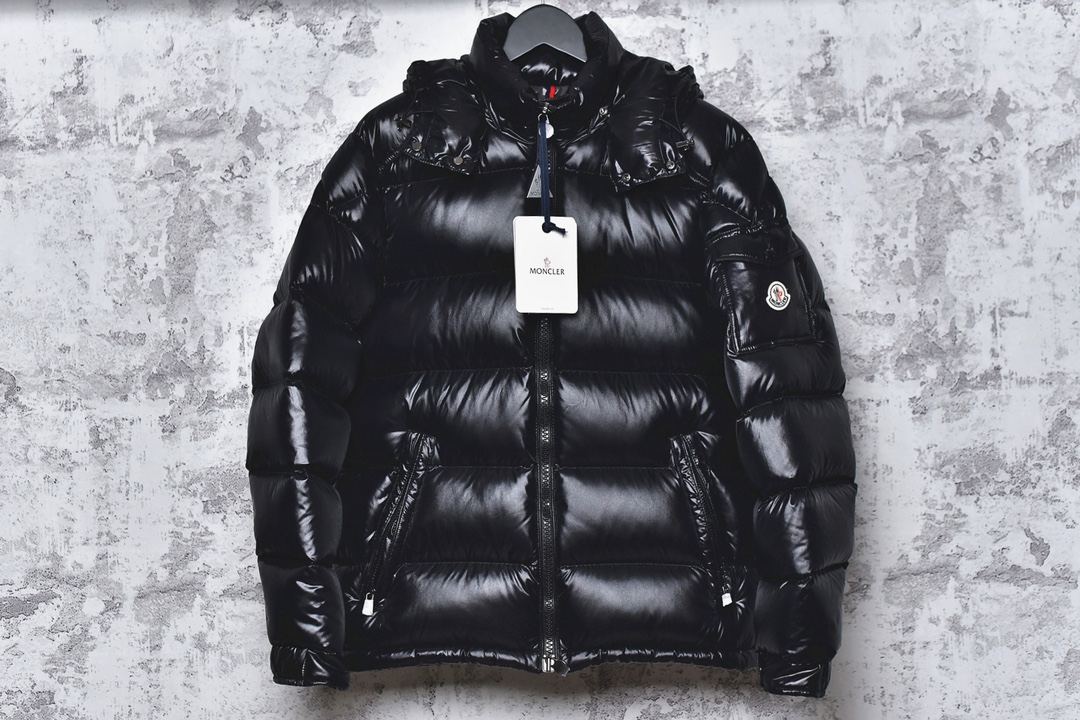 #SG 巅峰版 Moncler Maya 黑玛雅 「专供高端客户」🔺 真正独家填充国标90白鹅绒，不是国标90绒包退包赔，拉链五金独立开模制作。刺绣，纱线 经过计算机测绘 %99.99还原度 面料采用进口原渠道高密度纳米级面料 内里充绒超级饱满。无需过多赘述，欢迎货比三家，全年可售后，放心消费 尺码：1 2 3 4 5 6-选品中心