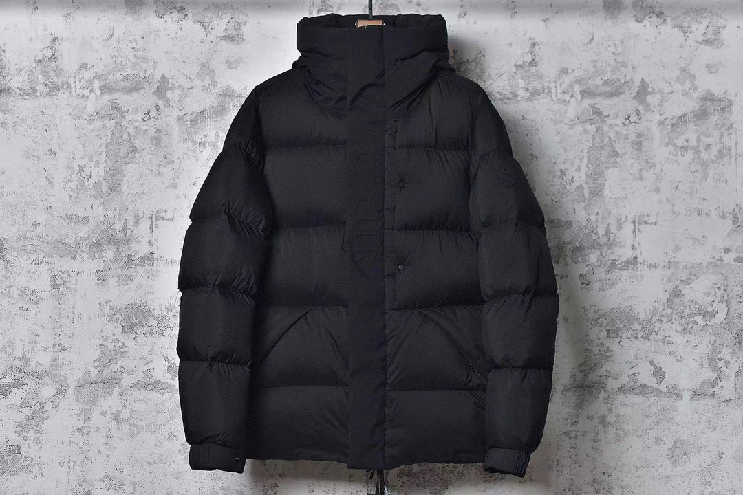 #SG 巅峰版 Moncler 黑武士 「专供高端客户」🔺 真正独家填充国标90白鹅绒，不是国标90绒包退包赔，拉链五金独立开模制作。刺绣，纱线 经过计算机测绘 %99.99还原度 面料采用进口原渠道高密度纳米级面料 内里充绒超级饱满。无需过多赘述，欢迎货比三家，全年可售后，放心消费 尺码：1 2 3 4 5 6-选品中心