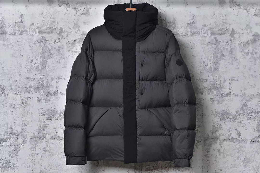 #SG 巅峰版 Moncler 黑武士 「专供高端客户」🔺 真正独家填充国标90白鹅绒，不是国标90绒包退包赔，拉链五金独立开模制作。刺绣，纱线 经过计算机测绘 %99.99还原度 面料采用进口原渠道高密度纳米级面料 内里充绒超级饱满。无需过多赘述，欢迎货比三家，全年可售后，放心消费 尺码：1 2 3 4 5 6-选品中心