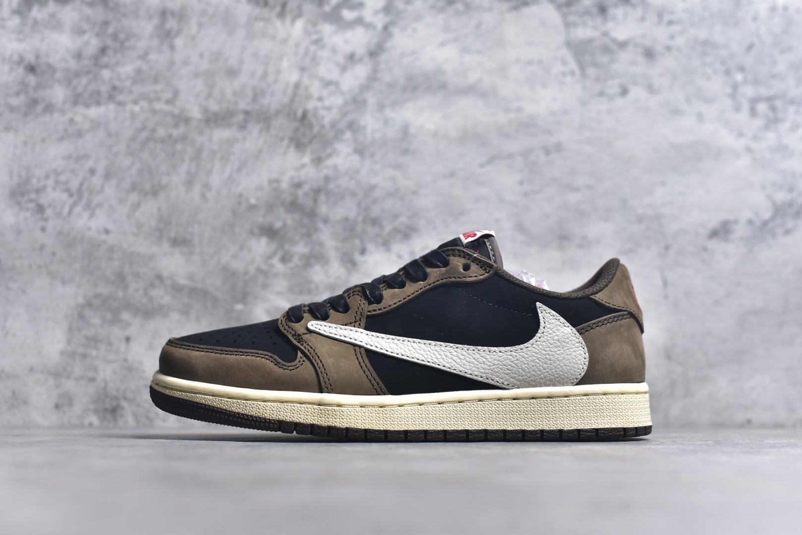 #Travis Scott x Fragment x Air Jordan 1 Low TS联名倒勾低帮板鞋 DM7866-200 错版灵感来源于洛杉矶球鞋店铺收到一双特别的错版 Air Jordan 1“Gold Toe” 的倒钩 勾子倒过来 之后抄近20000美元 研发出反向勾的设计 尺码：36 36.5 37.5 38 38.5 39 40 40.5 41 42 42.5 43 44 44.5 45 46 47-选品中心