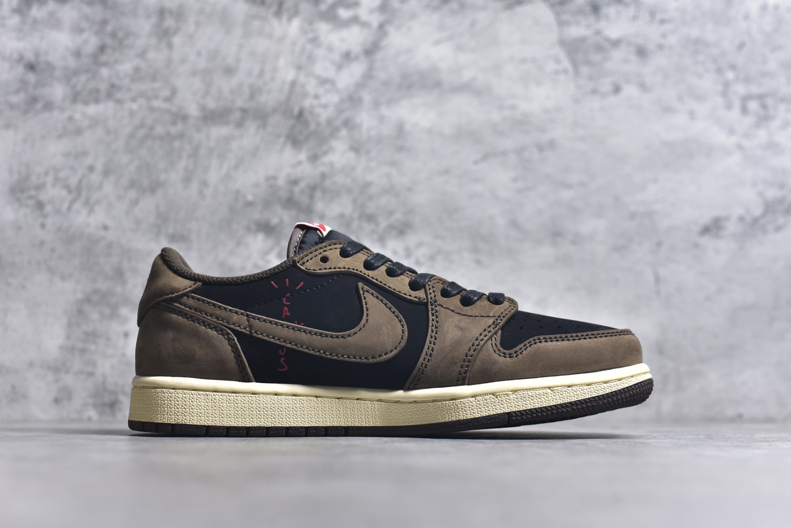 图片[3]-#Travis Scott x Fragment x Air Jordan 1 Low TS联名倒勾低帮板鞋 DM7866-200 错版灵感来源于洛杉矶球鞋店铺收到一双特别的错版 Air Jordan 1“Gold Toe” 的倒钩 勾子倒过来 之后抄近20000美元 研发出反向勾的设计 尺码：36 36.5 37.5 38 38.5 39 40 40.5 41 42 42.5 43 44 44.5 45 46 47-选品中心