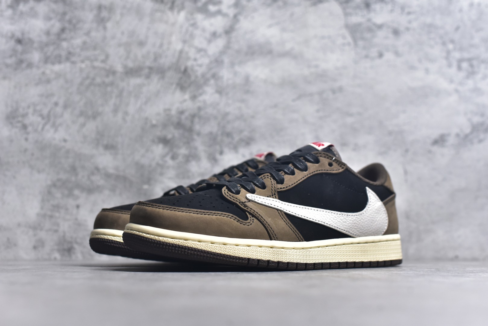 图片[2]-#Travis Scott x Fragment x Air Jordan 1 Low TS联名倒勾低帮板鞋 DM7866-200 错版灵感来源于洛杉矶球鞋店铺收到一双特别的错版 Air Jordan 1“Gold Toe” 的倒钩 勾子倒过来 之后抄近20000美元 研发出反向勾的设计 尺码：36 36.5 37.5 38 38.5 39 40 40.5 41 42 42.5 43 44 44.5 45 46 47-选品中心