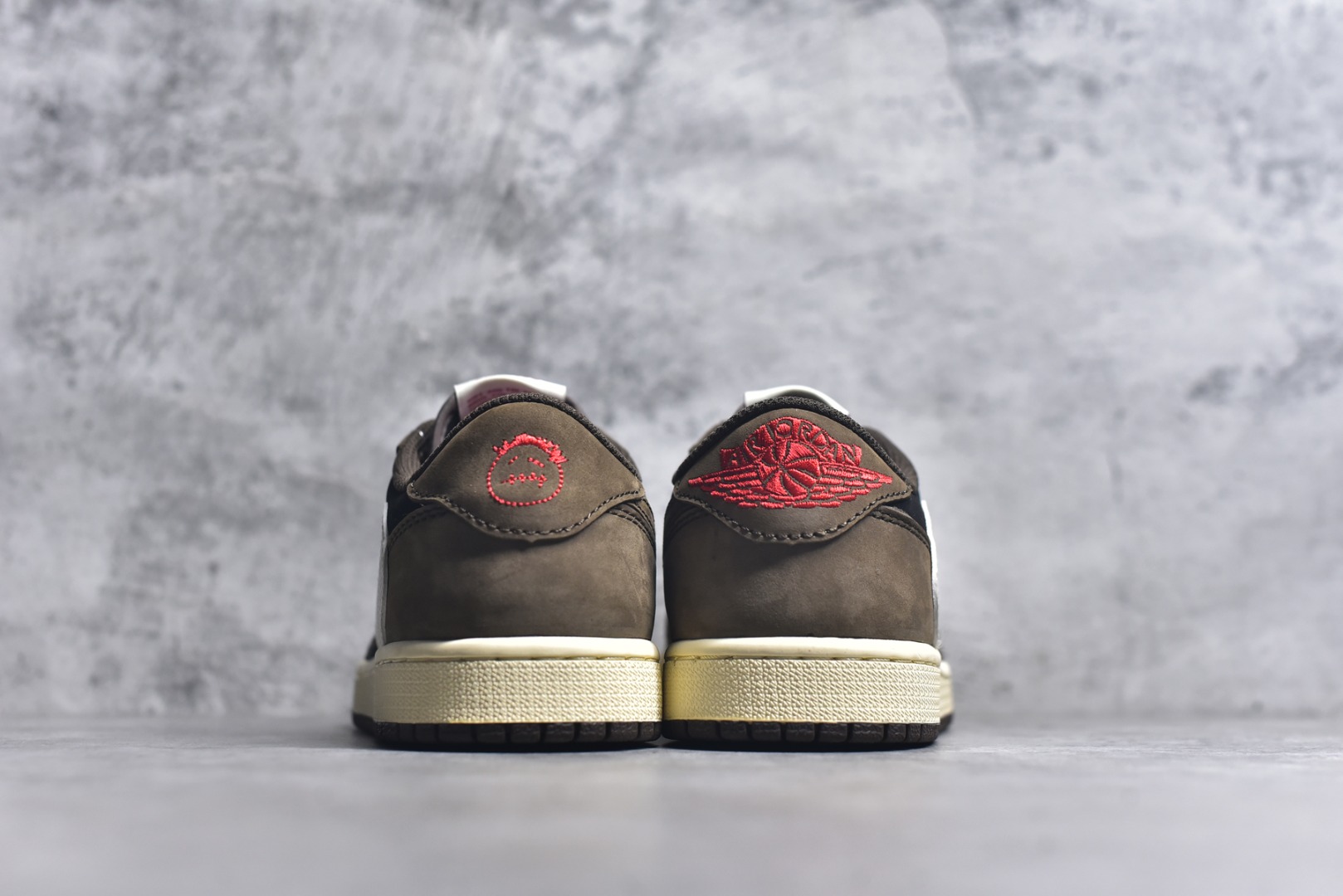 图片[5]-#Travis Scott x Fragment x Air Jordan 1 Low TS联名倒勾低帮板鞋 DM7866-200 错版灵感来源于洛杉矶球鞋店铺收到一双特别的错版 Air Jordan 1“Gold Toe” 的倒钩 勾子倒过来 之后抄近20000美元 研发出反向勾的设计 尺码：36 36.5 37.5 38 38.5 39 40 40.5 41 42 42.5 43 44 44.5 45 46 47-选品中心
