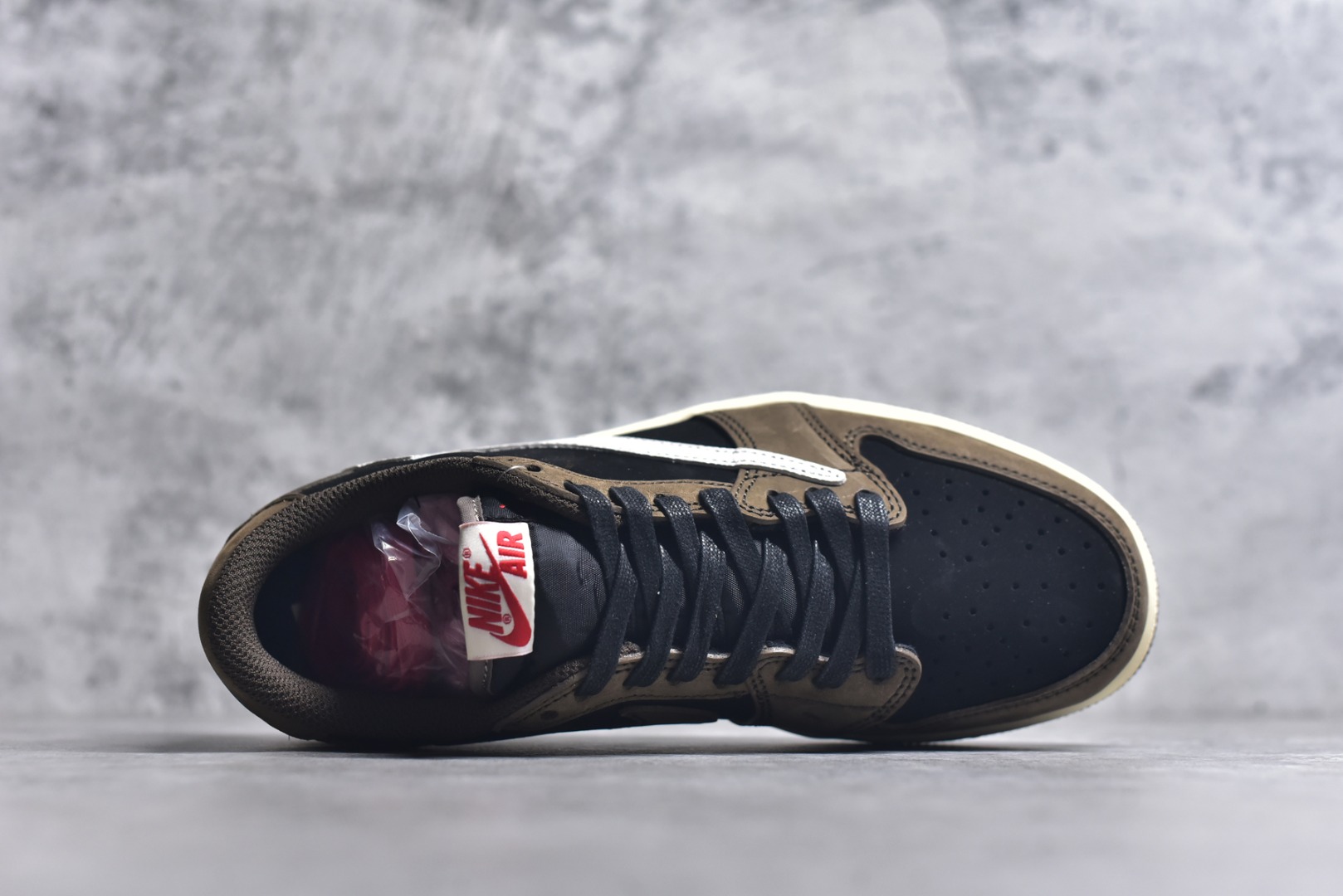 图片[4]-#Travis Scott x Fragment x Air Jordan 1 Low TS联名倒勾低帮板鞋 DM7866-200 错版灵感来源于洛杉矶球鞋店铺收到一双特别的错版 Air Jordan 1“Gold Toe” 的倒钩 勾子倒过来 之后抄近20000美元 研发出反向勾的设计 尺码：36 36.5 37.5 38 38.5 39 40 40.5 41 42 42.5 43 44 44.5 45 46 47-选品中心