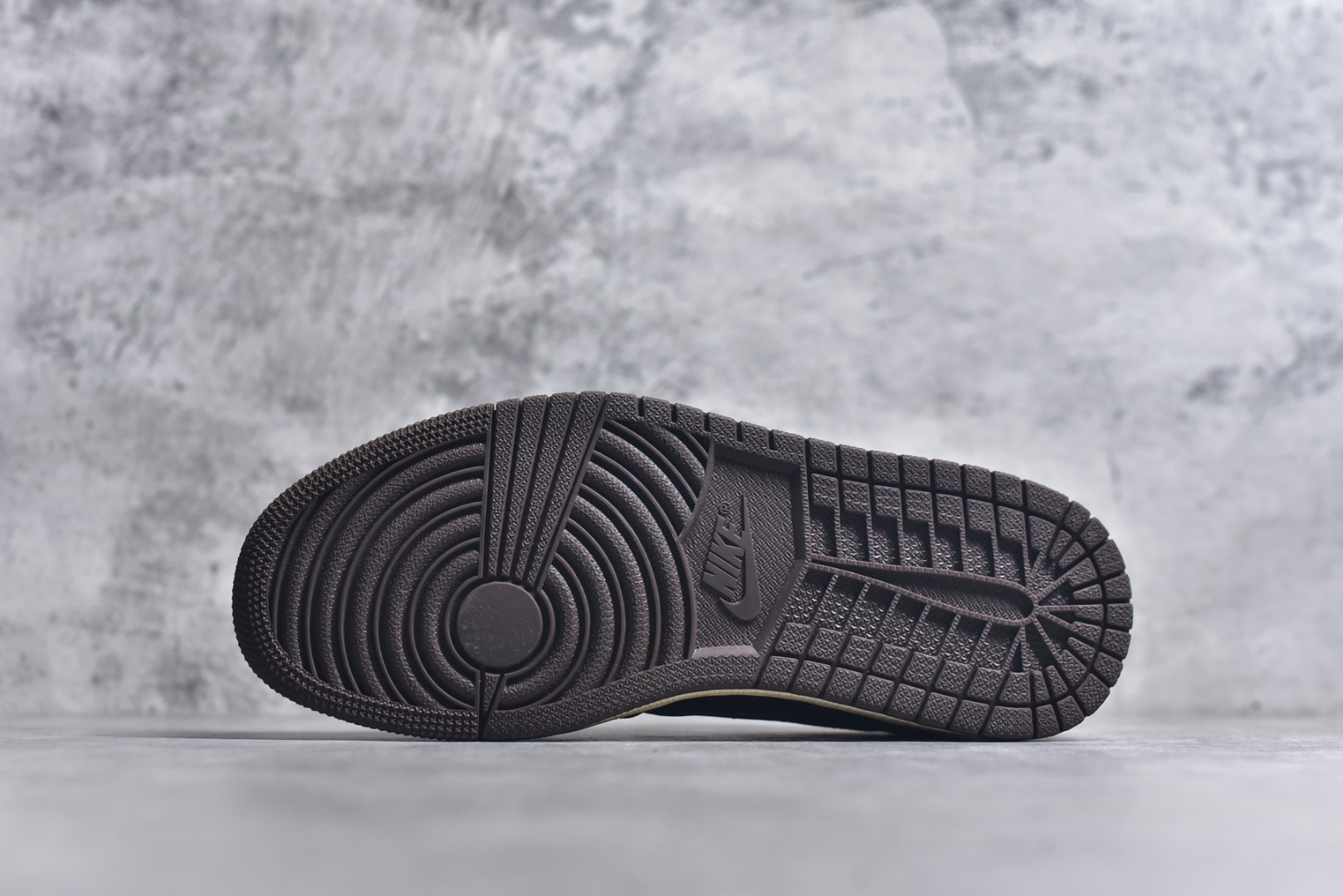 图片[6]-#Travis Scott x Fragment x Air Jordan 1 Low TS联名倒勾低帮板鞋 DM7866-200 错版灵感来源于洛杉矶球鞋店铺收到一双特别的错版 Air Jordan 1“Gold Toe” 的倒钩 勾子倒过来 之后抄近20000美元 研发出反向勾的设计 尺码：36 36.5 37.5 38 38.5 39 40 40.5 41 42 42.5 43 44 44.5 45 46 47-选品中心