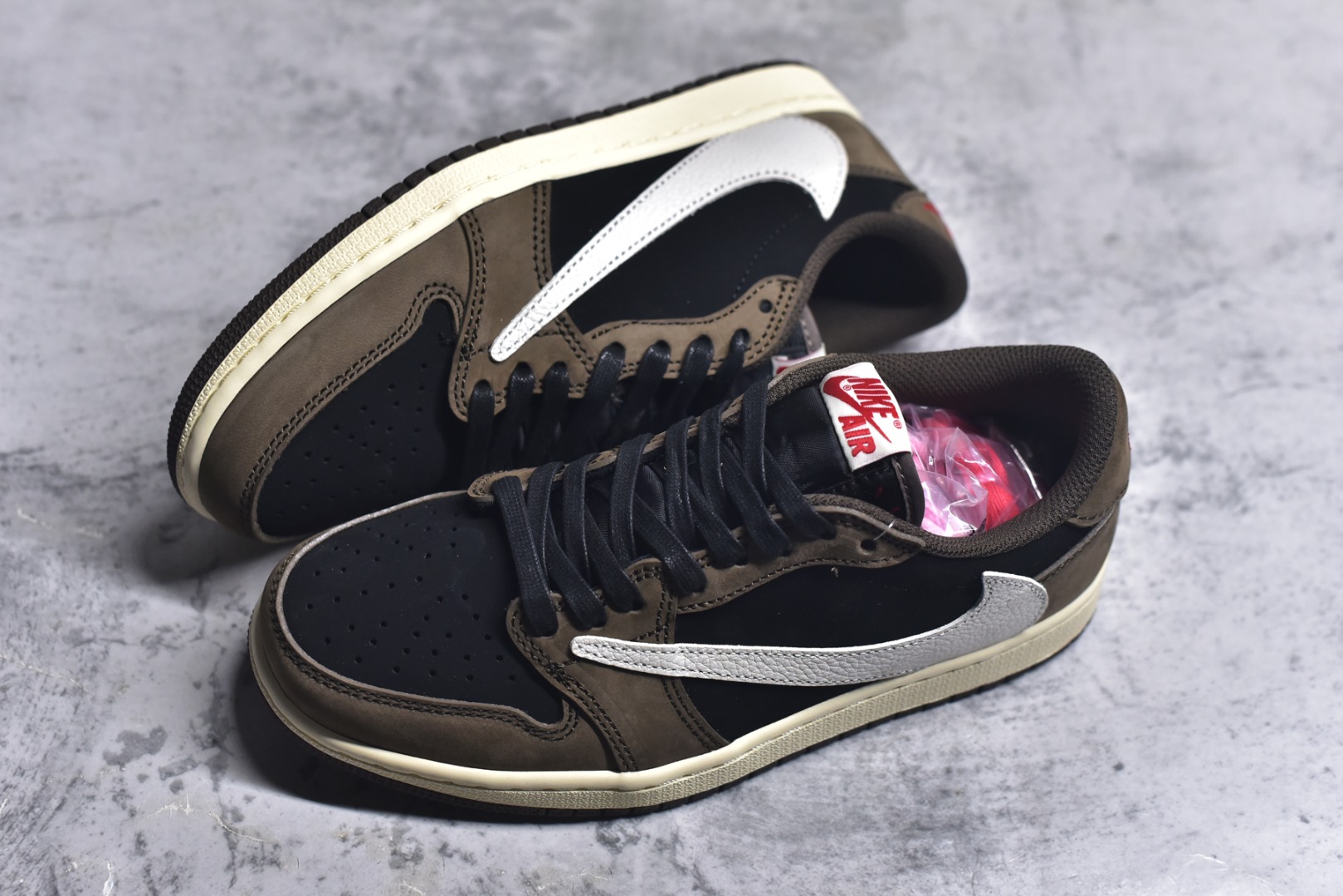 图片[7]-#Travis Scott x Fragment x Air Jordan 1 Low TS联名倒勾低帮板鞋 DM7866-200 错版灵感来源于洛杉矶球鞋店铺收到一双特别的错版 Air Jordan 1“Gold Toe” 的倒钩 勾子倒过来 之后抄近20000美元 研发出反向勾的设计 尺码：36 36.5 37.5 38 38.5 39 40 40.5 41 42 42.5 43 44 44.5 45 46 47-选品中心